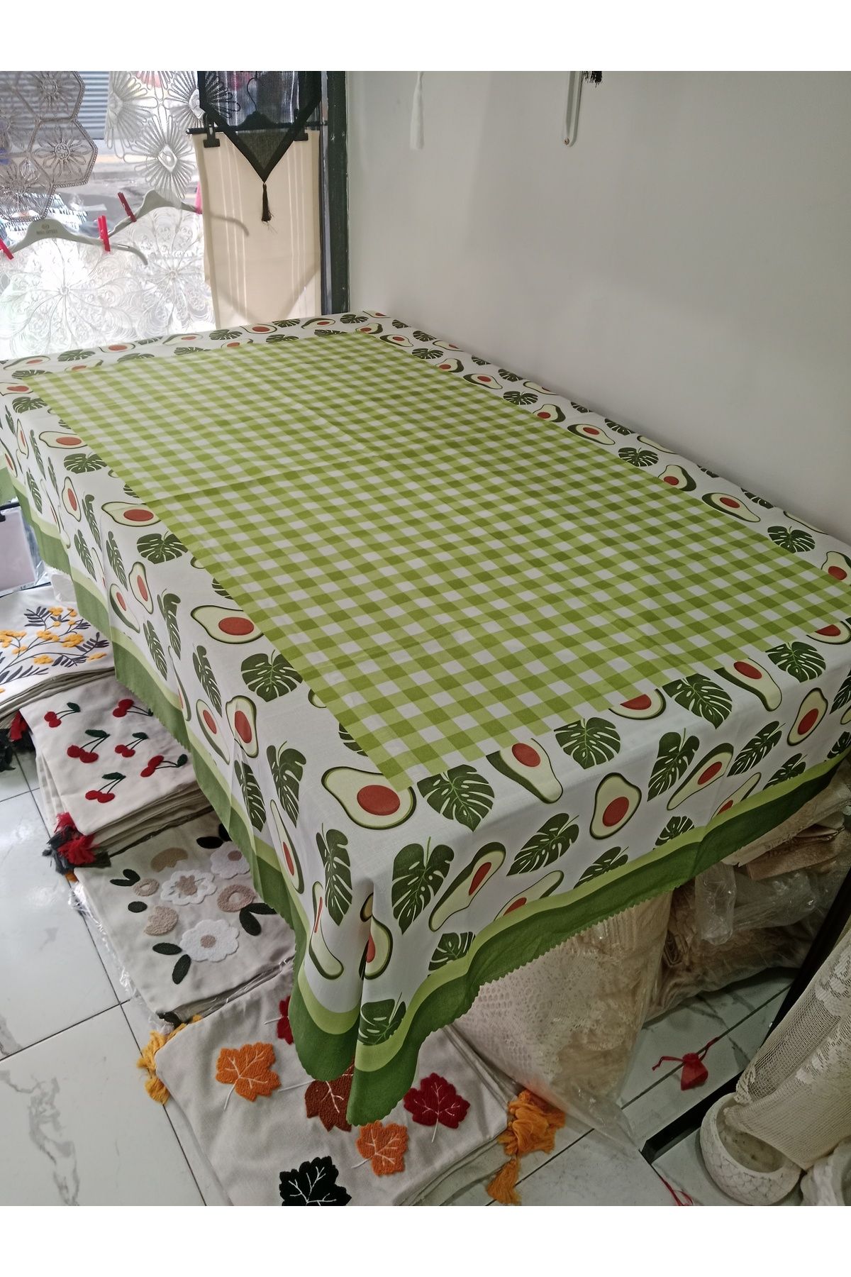 Elisam Leke Tutmaz Dertsiz Masa örtüsü (Avakado Desenli)