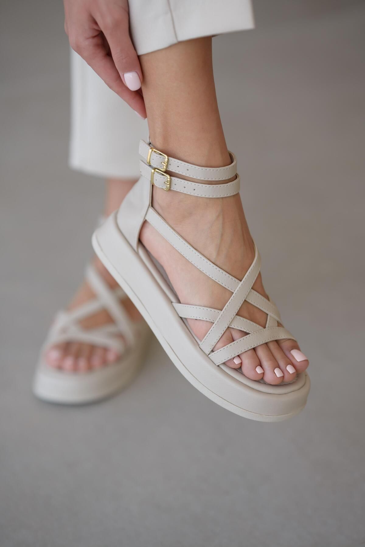 selinshoes Pony Ön Çarpraz Detaylı Bilek Tokalı Kadın Sandalet- EKRU DERİ