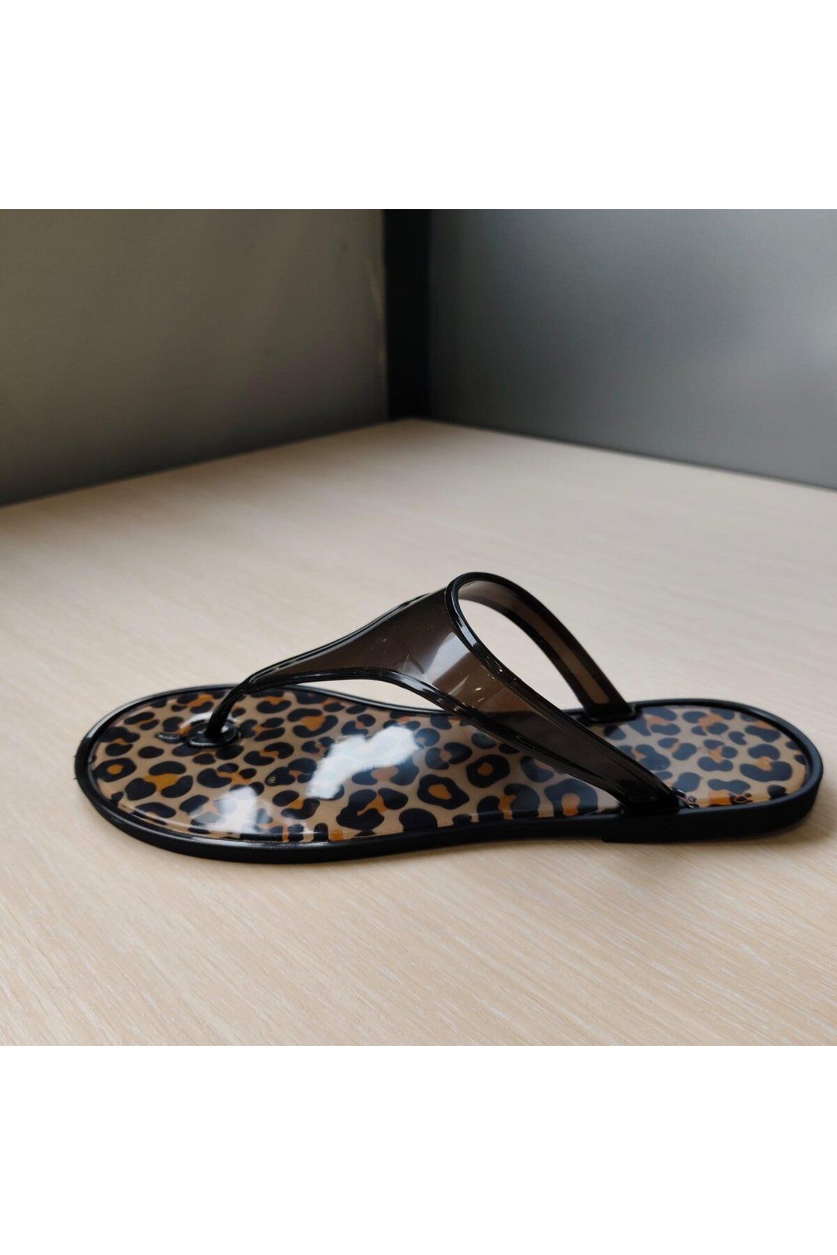 Enodia J-9003-2 LEOPARLI DESENLİ SİYAH JELLY PARMAK ARASI SANDALET