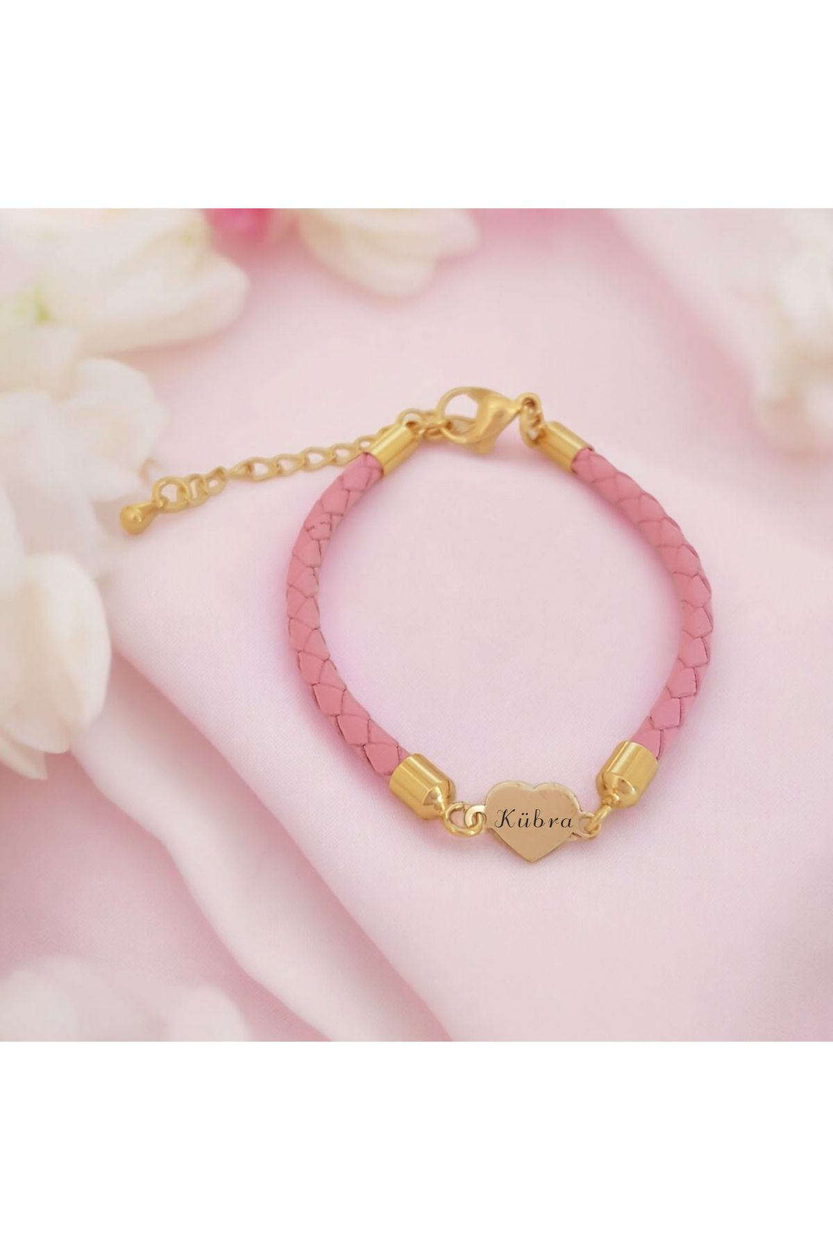 ARCHINO GOLD Kübra İsmine Özel Kalp Motifli Hakiki Derili 14 Ayar Altın Plakalı Hediye Bileklik-473isim-pembe