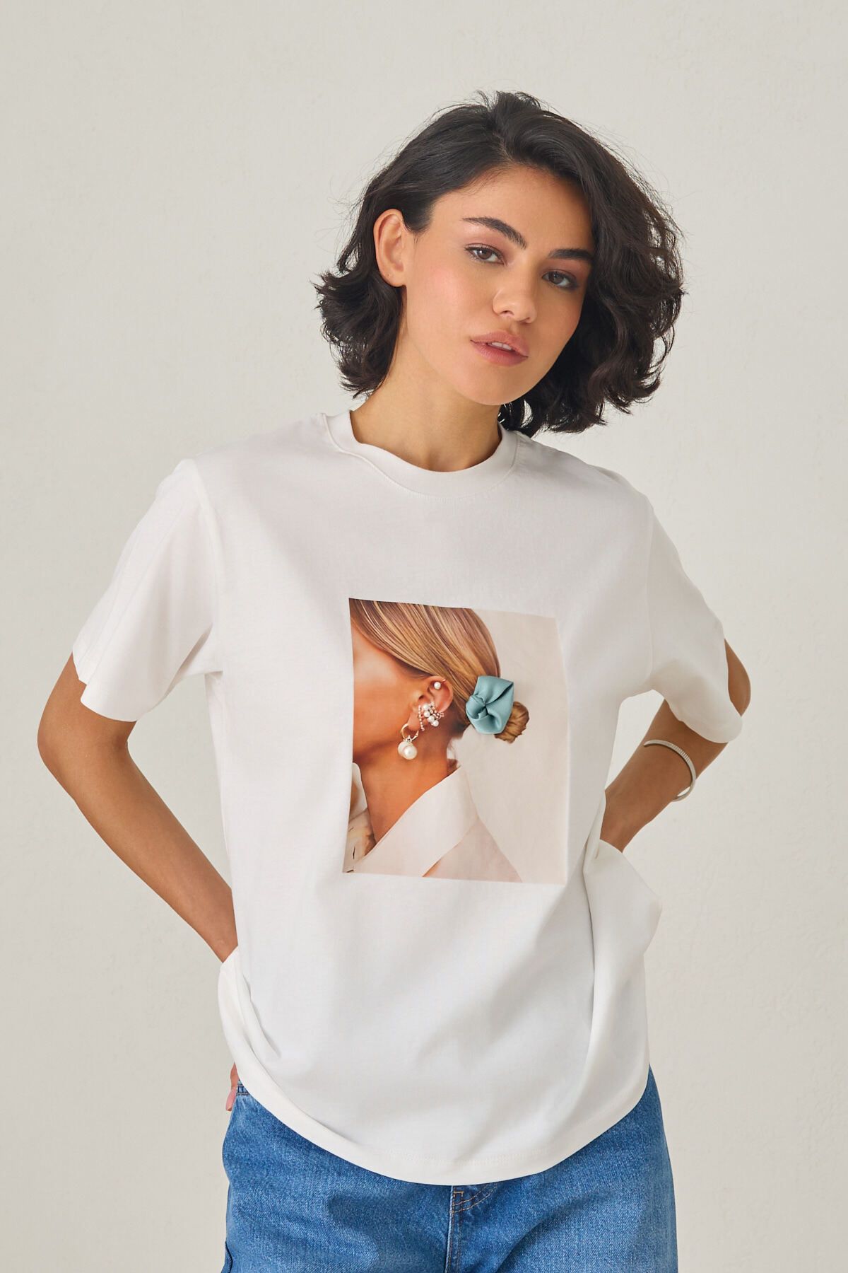 Amia&Co. Ekru Dijital Baskılı İnci Detaylı Bisiklet Yaka Kısa Kollu T-Shirt