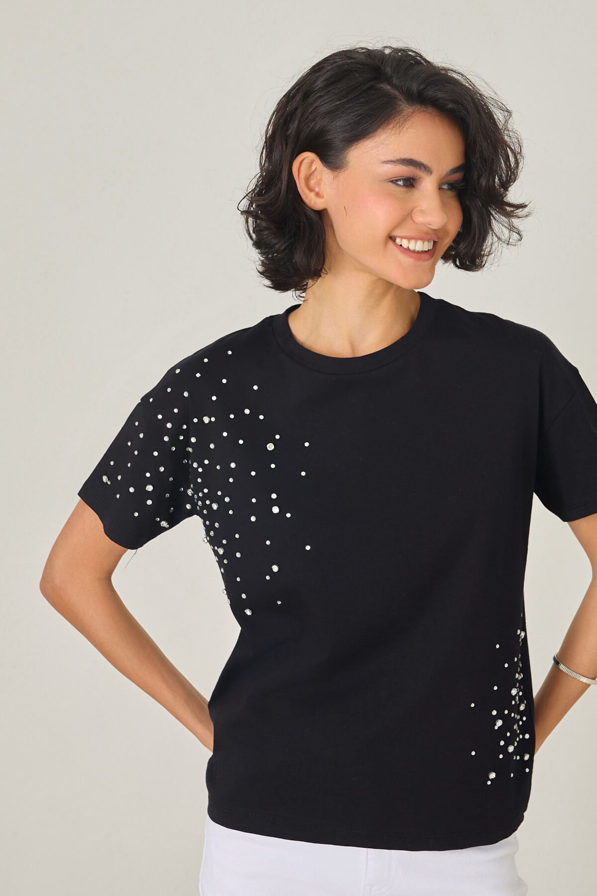 Amia&Co. Siyah Taş Baskı Detaylı Bisiklet Yaka Kısa Kollu T-Shirt