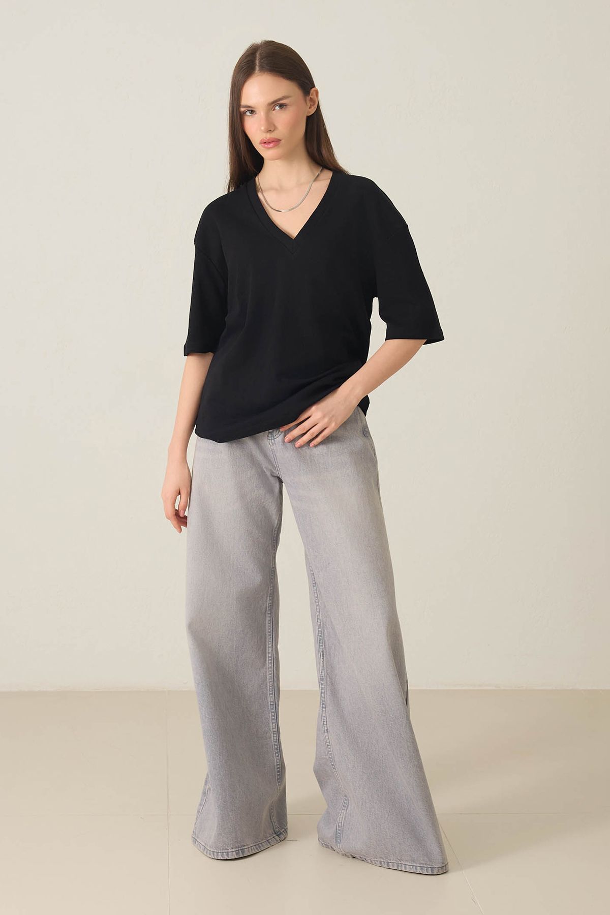 Amia&Co. Siyah V Yaka Basic Kısa Kollu T-Shirt