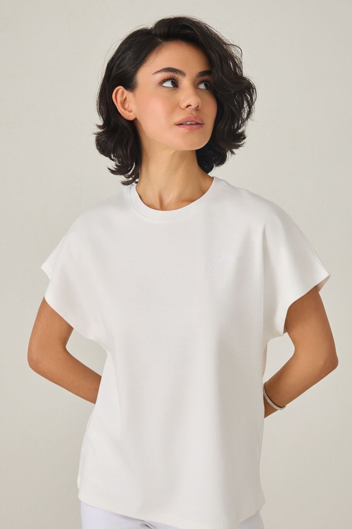 Amia&Co. Ekru Bisiklet Yaka Düz Kolsuz T-Shirt