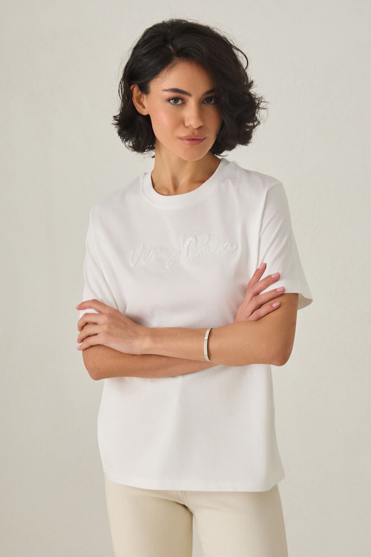 Amia&Co. Ekru İşleme Detaylı Bisiklet Yaka Baskılı Kısa Kollu T-Shirt