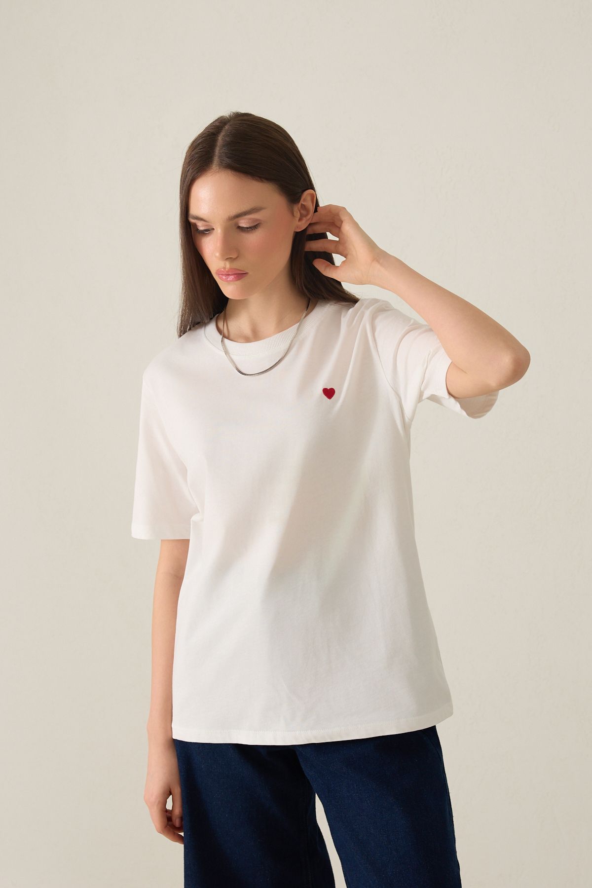 Amia&Co. Ekru Yuvarlak Yaka Kısa Kollu Kalp Detalı Basic T-Shirt