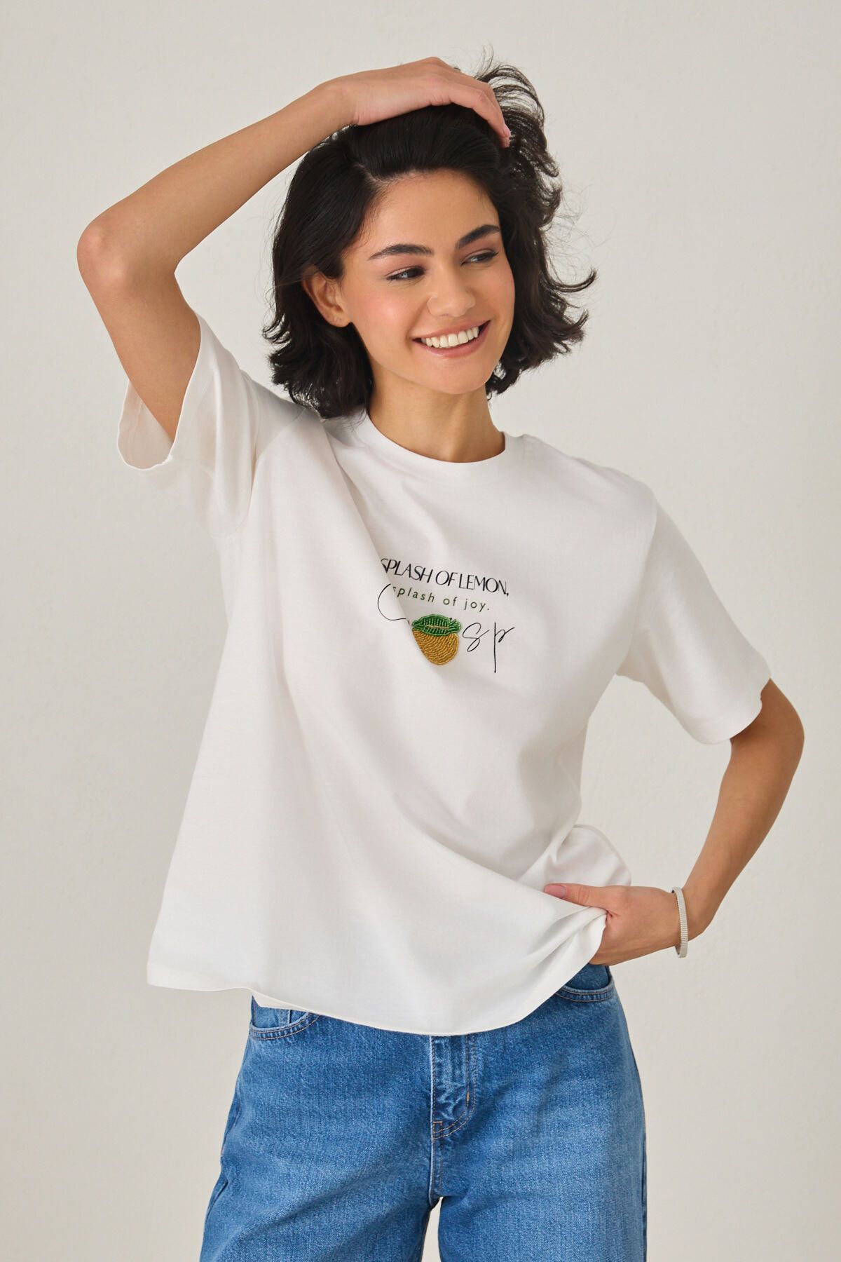 Amia&Co. Ekru Limon Detaylı Boncuk İşlemeli Bisiklet Yaka Kısa Kollu T-Shirt