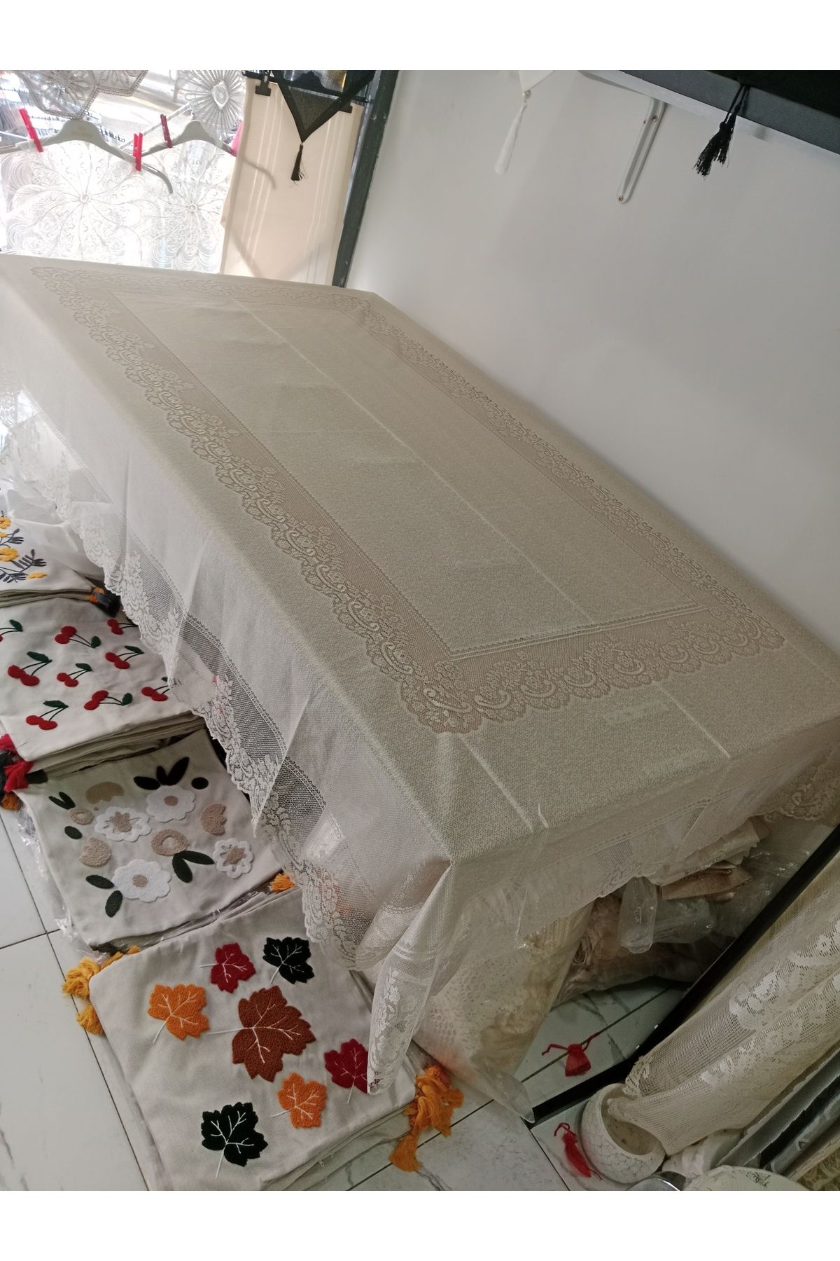 Elisam Leke Tutmaz Dertsiz Masa Örtüsü (Sütlü Kahve Desenli)