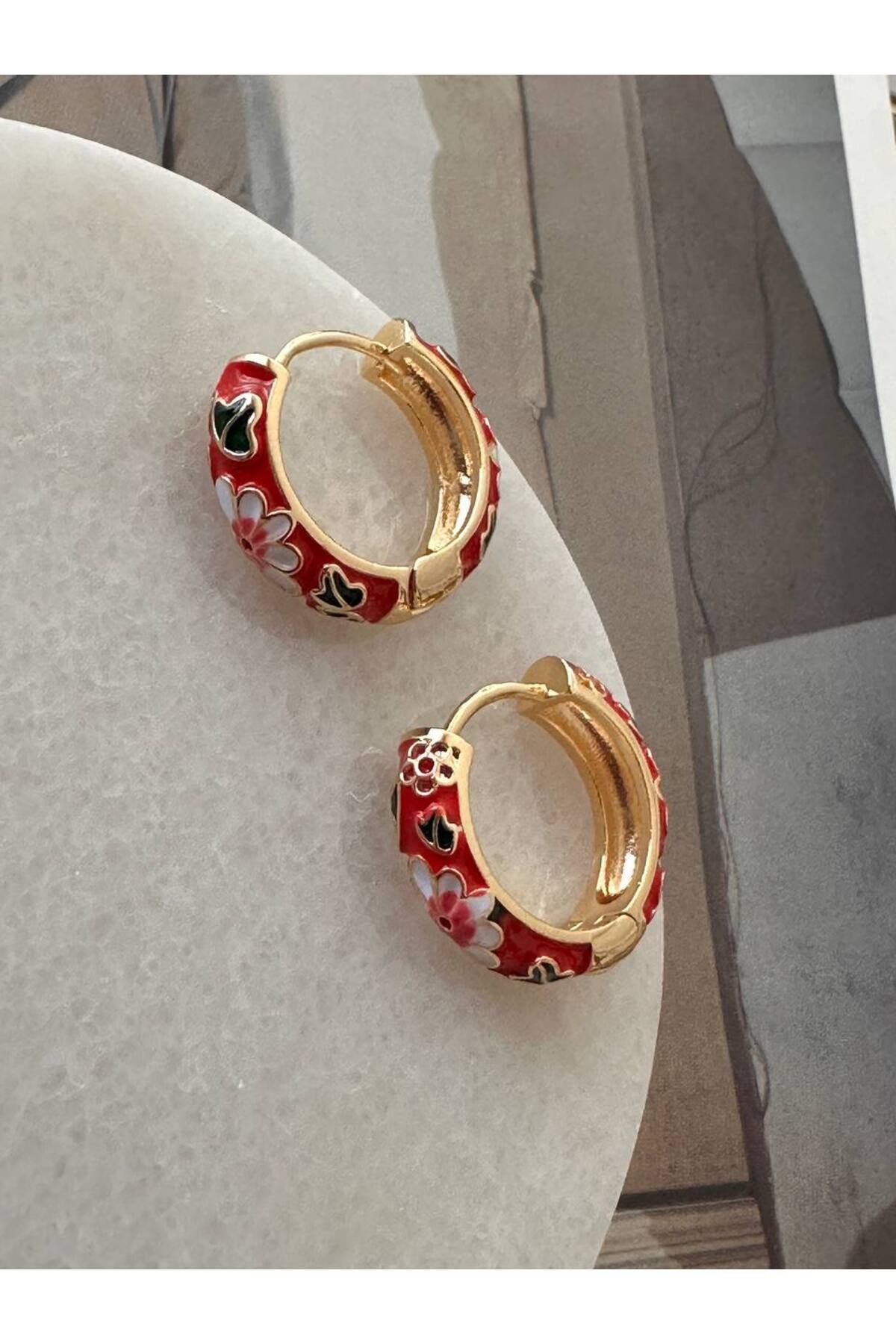 Esmeray Aksesuar Gold Renk Rodyum Kaplama Renkli Mineli Çiçek Figürlü Halka Küpe Genişlik 2 cm.