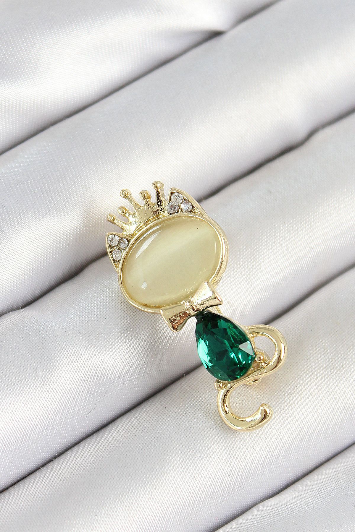 STİLLOVE Yeşil Damla Zirkon Taşlı Kraliçe Taçlı Kedi Figürlü Gold Renk Kadın Broş SL12075