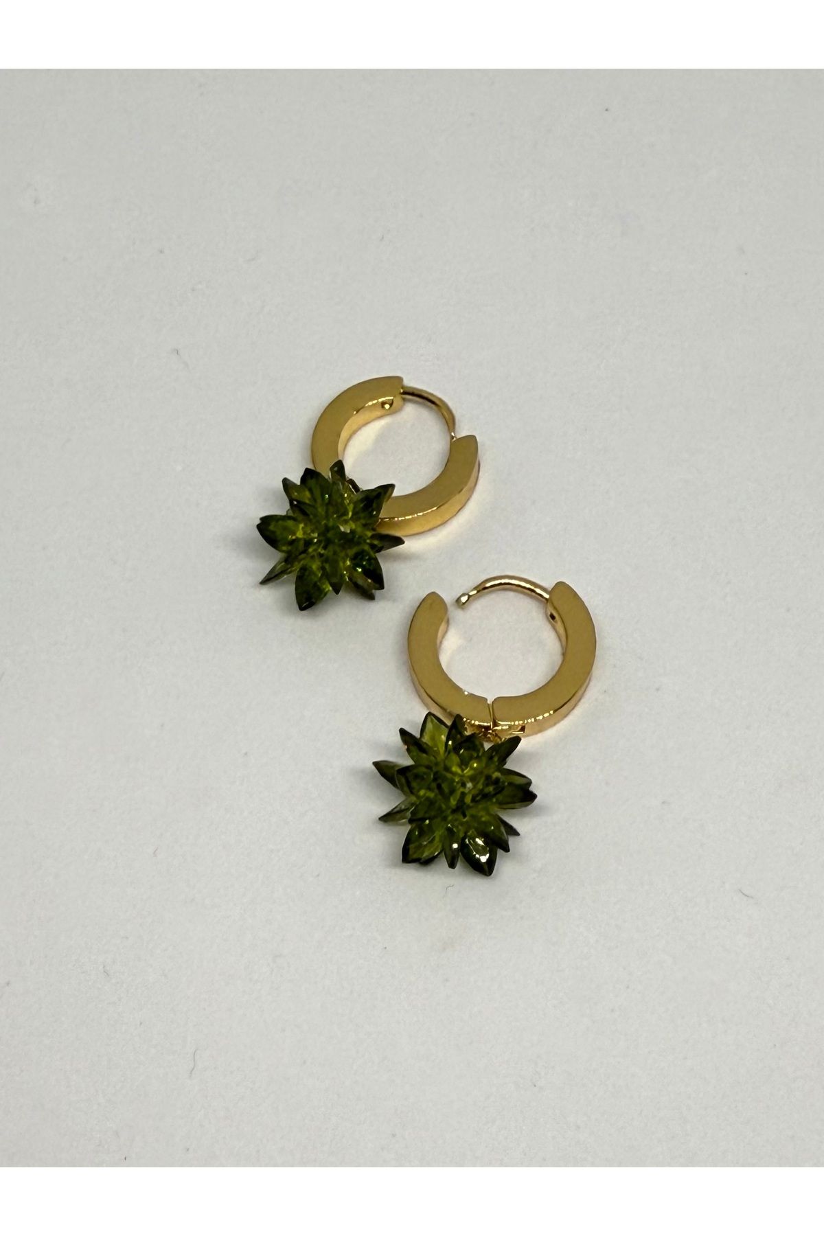 Gulsah's Store Çelik gold parlak yeşil lotus çiçeği küpe