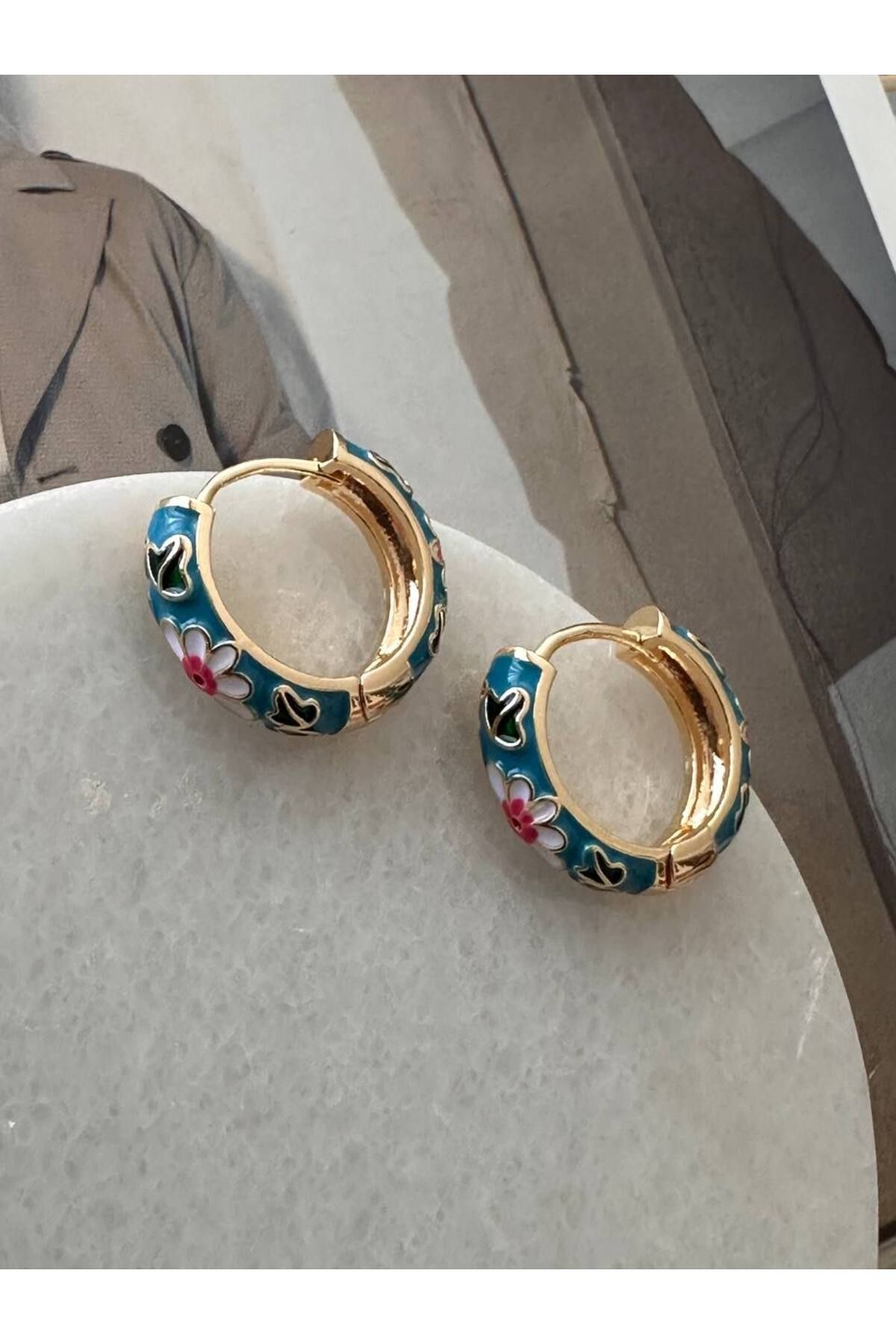 Esmeray Aksesuar Gold Renk Rodyum Kaplama Renkli Mineli Çiçek Figürlü Halka Küpe Genişlik 2 cm.