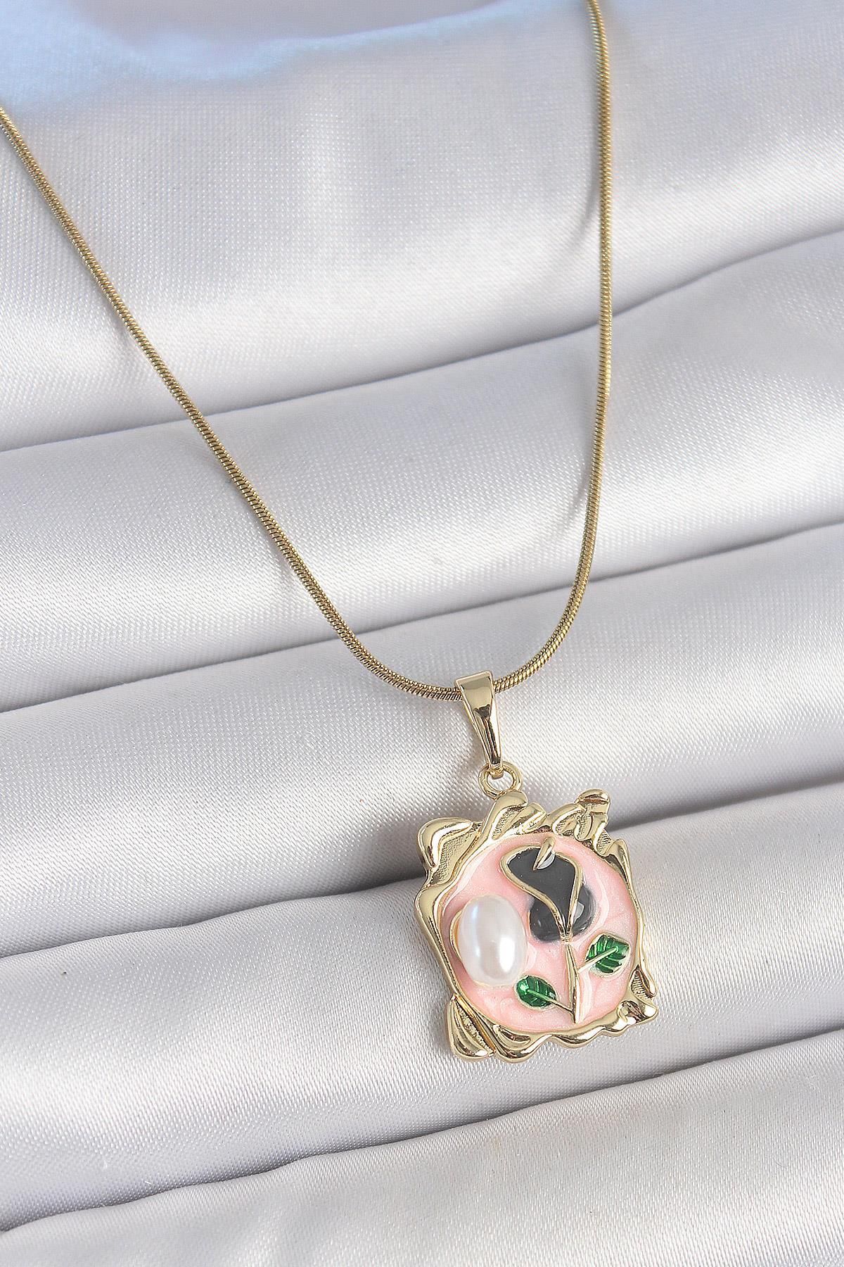 Celira Çelik Gold Renk Zincir Pembe Mineli Çiçek İşlemli İnci Detay Portre Model Kadın Kolye