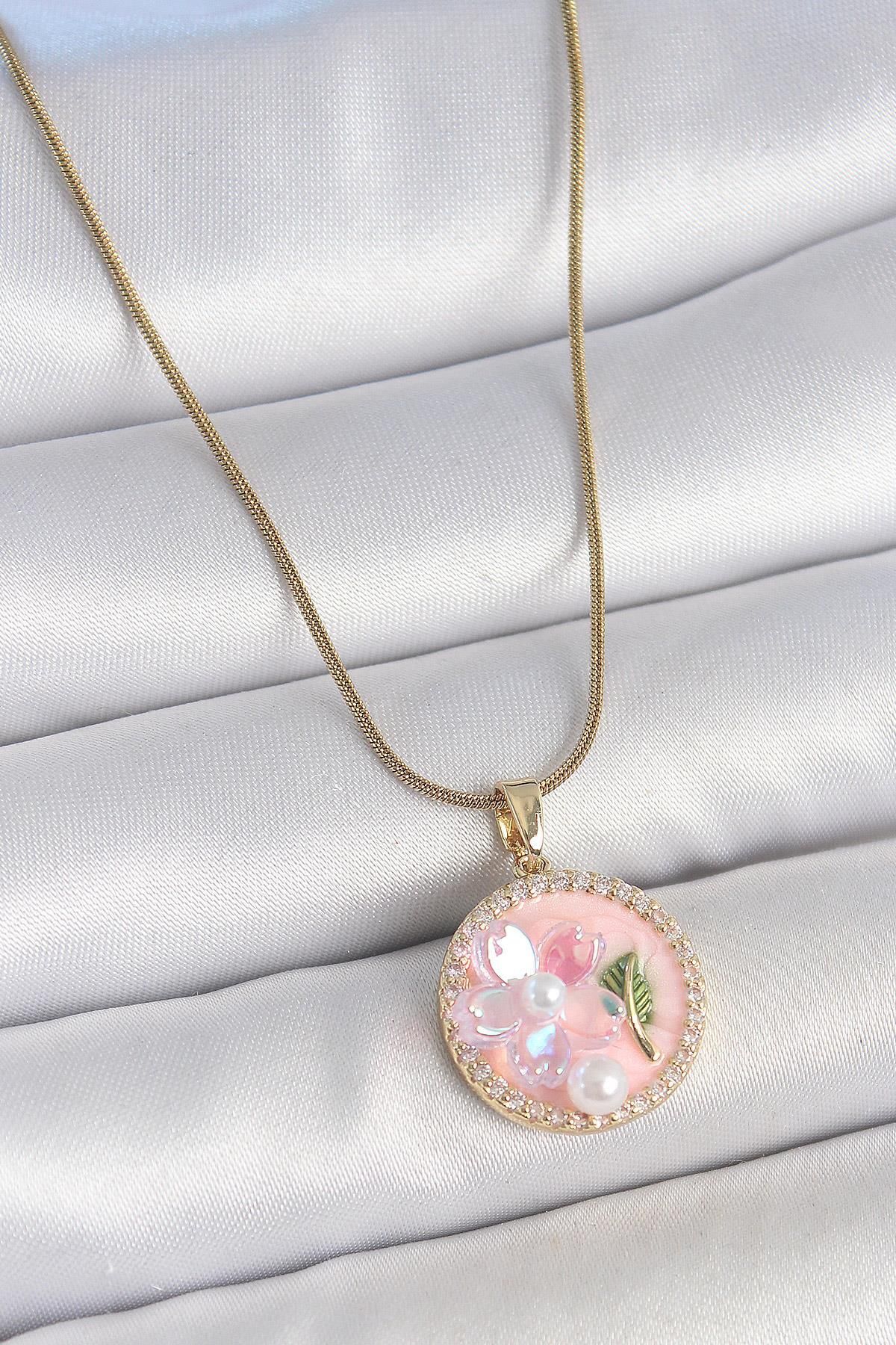 Celira Çelik Gold Renk Zincir Zirkon Taşlı Pembe Mineli Çiçek İşlemeli İnci Detay Portre Model Kadın