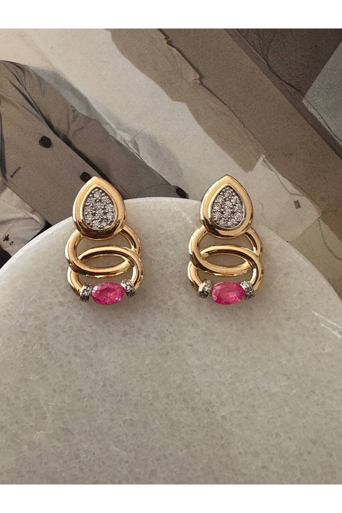 Esmeray Aksesuar Gold Renk Zirkon Pembe ve Beyaz Taşlı Rodyum Kaplama Vip Seri Tasarım Küpe Uzunluk 2,5 cm.