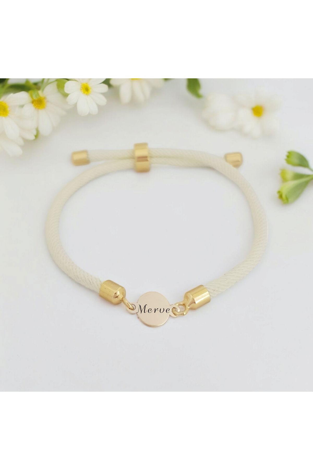 ARCHINO GOLD Merve İsmine Özel Örgü İpli Yuvarlak Motifli 14 Ayar Altın Plakalı Hediye Bileklik-476isim-beyaz