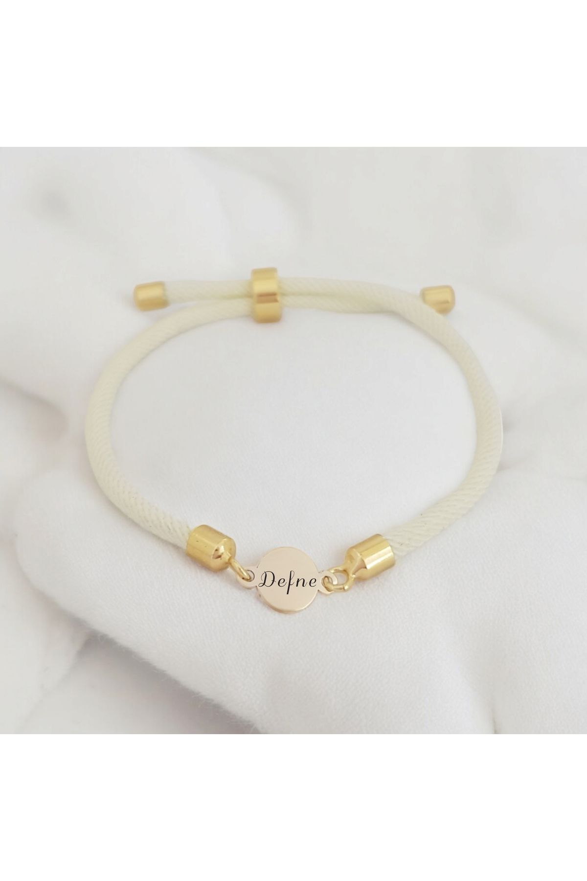 ARCHINO GOLD Defne İsmine Özel Örgü İpli Yuvarlak Motifli 14 Ayar Altın Plakalı Hediye Bileklik-476isim-beyaz