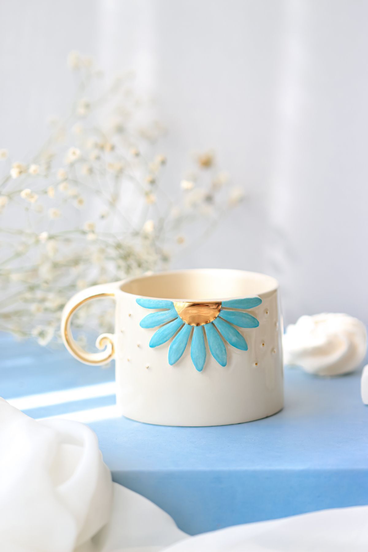 Hypnos Coffee Mavi Papatya Figürlü El Yapımı Mug Seramik Kupa Bardak 24 Ayar Altın Dekorlu - 220 ml