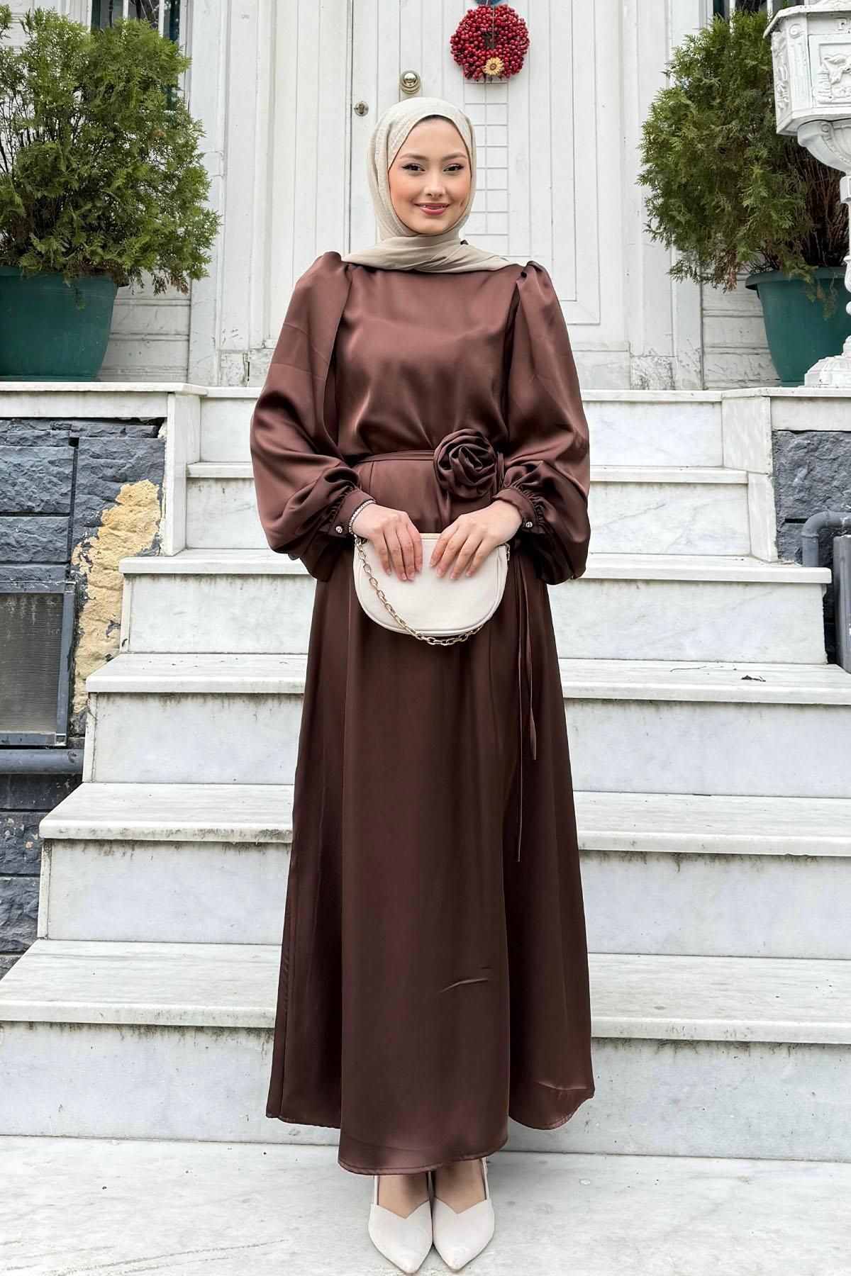 Modaensarbutik Kemeri Çiçek Detaylı Tesettür Elbise-KAHVERENGİ