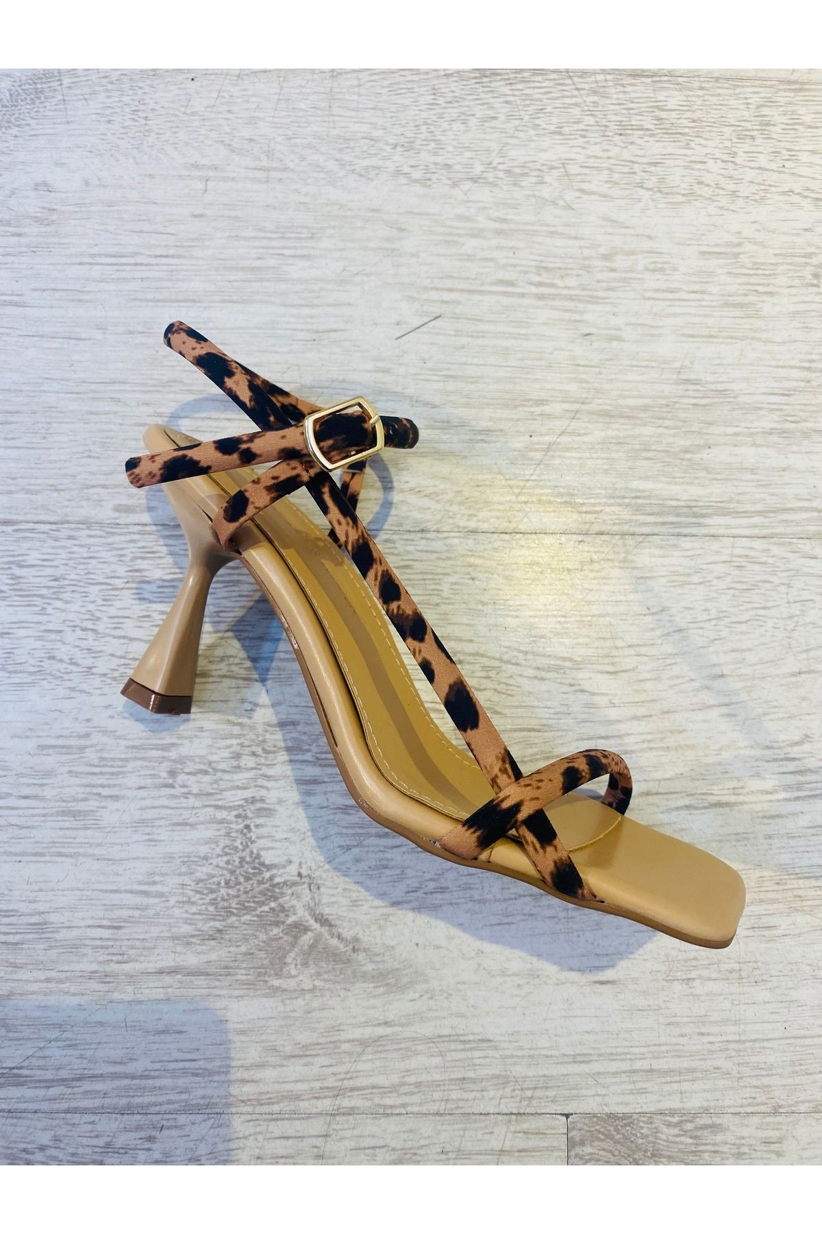 GMG PLUS Leopar Bantlı Nude Topuklu Sandalet