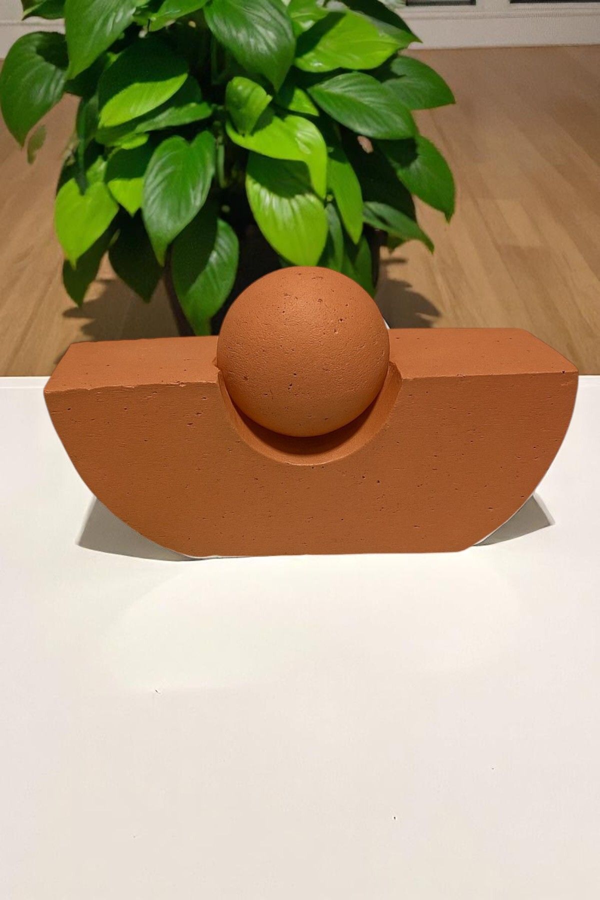 ERSE HOME Küre Detaylı Kiremit Rengi Beton Dekoratif Ürün ve Hediyelik