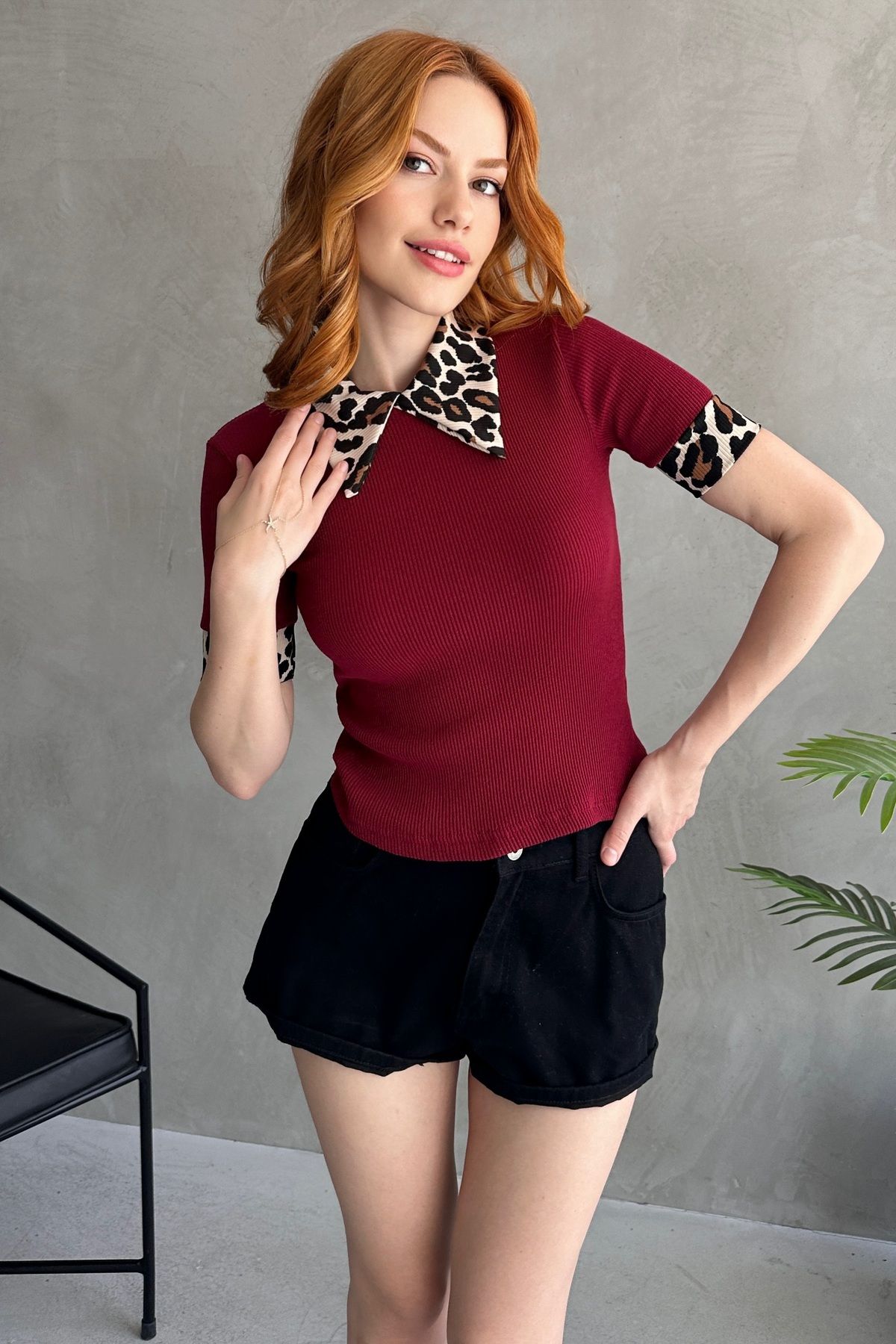 EYLANA KADIN BORDO POLO YAKA LEOPAR DESENLİ KISA KOL KAŞKORSE BLUZ