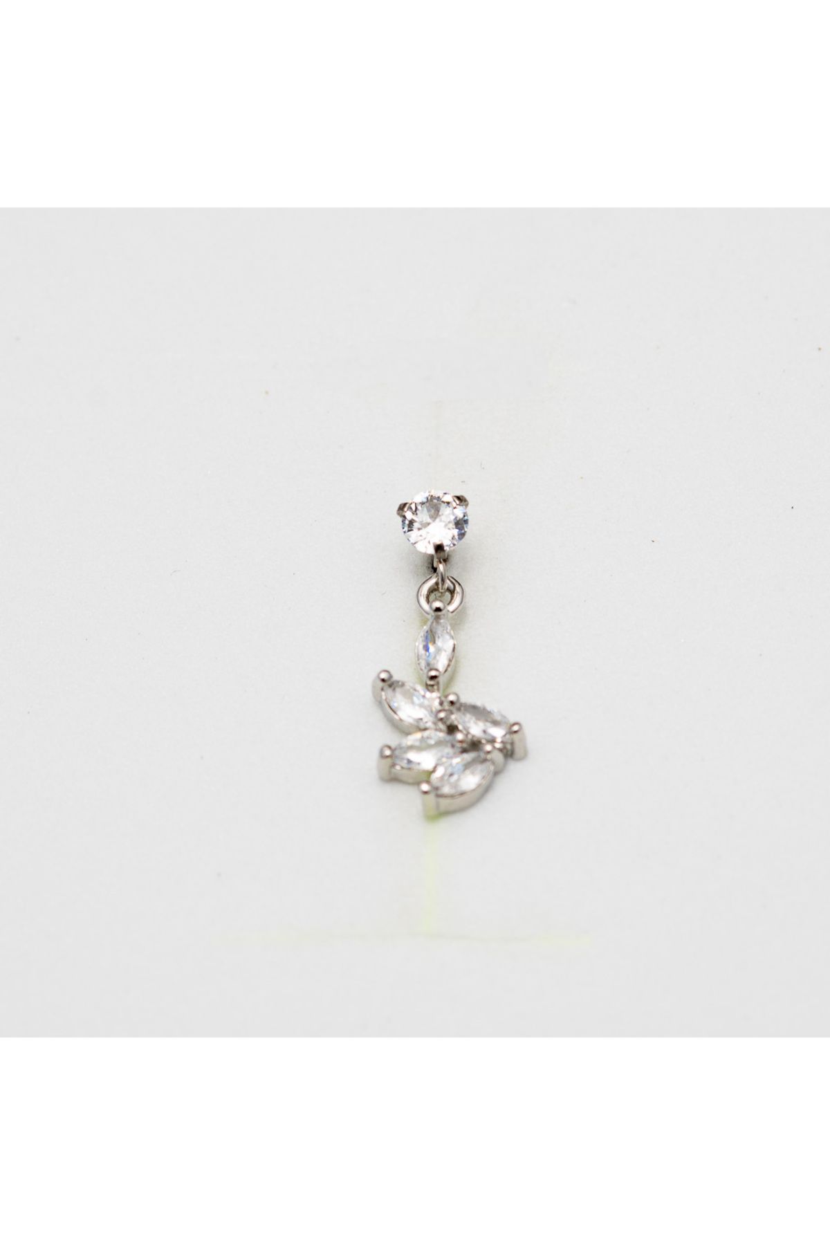 Piercing by Sever SALLANTILI YAPRAK MODEL ÇELİK PIERCING. GÜMÜŞ/SILVER RENKLİ & ŞEFFAF TAŞLI (TARGUS HELIX CONCH FLAT)