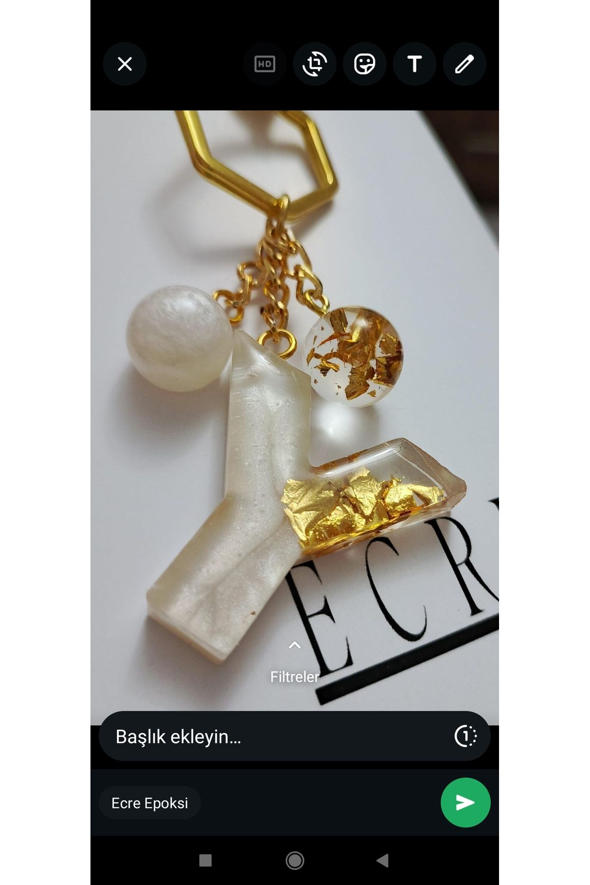 Ecre Epoksi el yapımı beyaz ve Gold varaklı 2 charmli parlak yüzey başharf anahtarlık