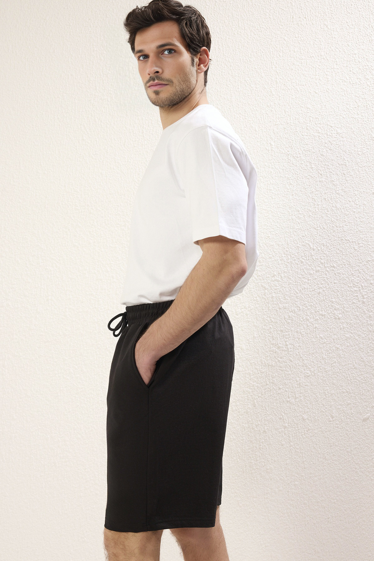 Trendyolmilla  Basic Siyah Oversize/Geniş Kesim Lastik Belli Bağcıklı Şort TMNSS22SR0257 - Görsel 2