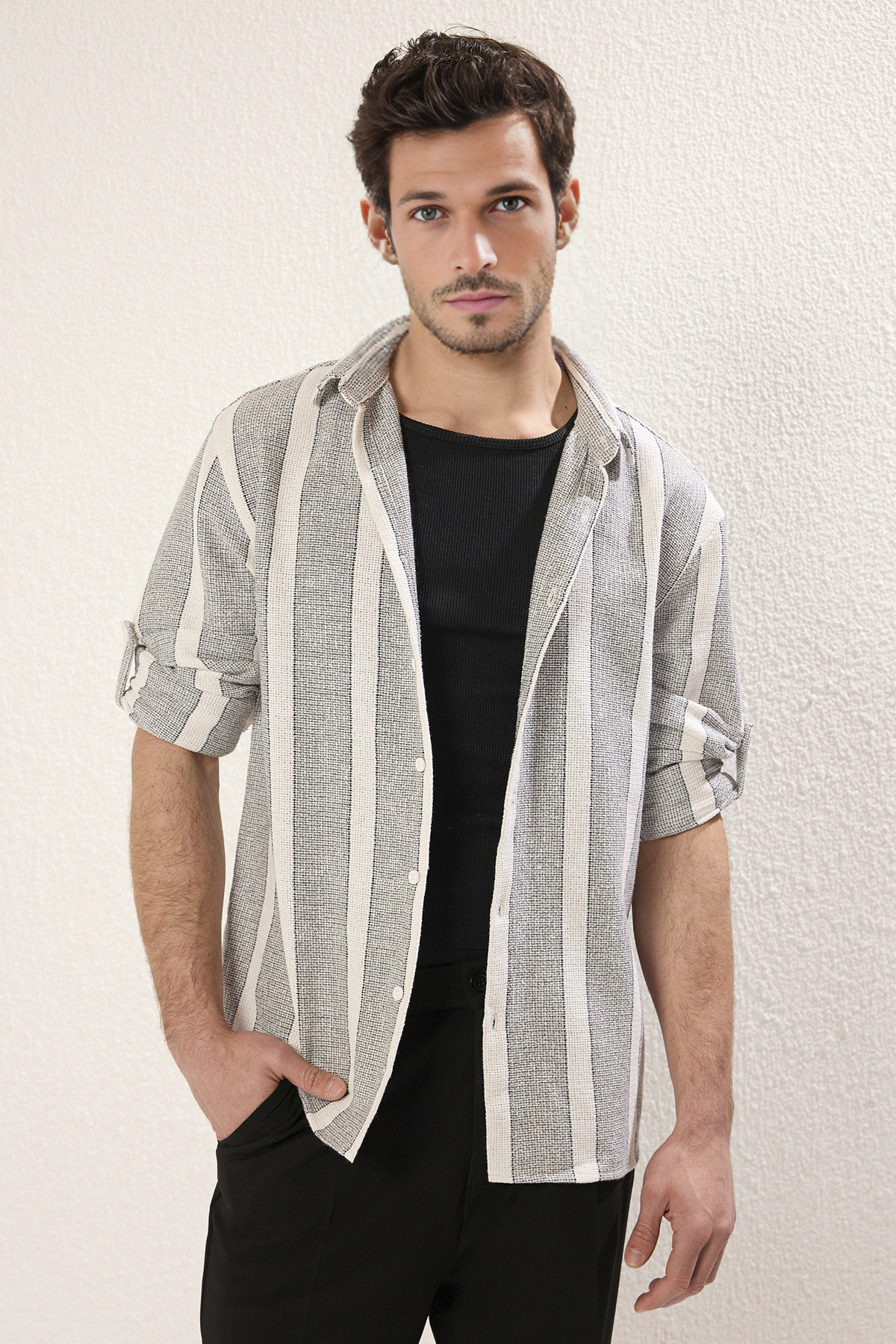 Trendyolmilla Man Siyah Regular Fit Düşük Omuz Çizgili Etamin Dokulu Yazlık Gömlek TMNSS25GO00029