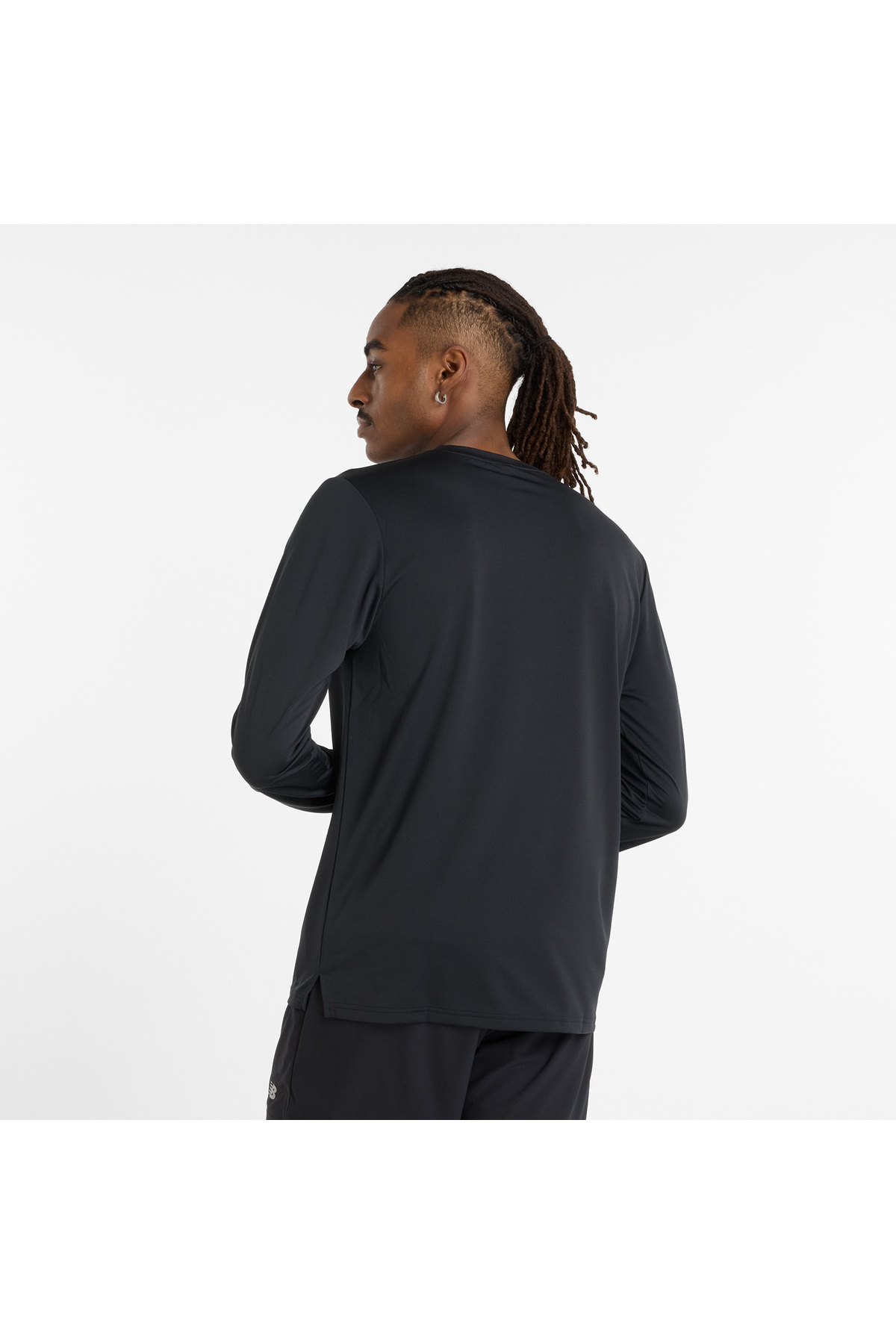 قميص رياضي بأكمام طويلة