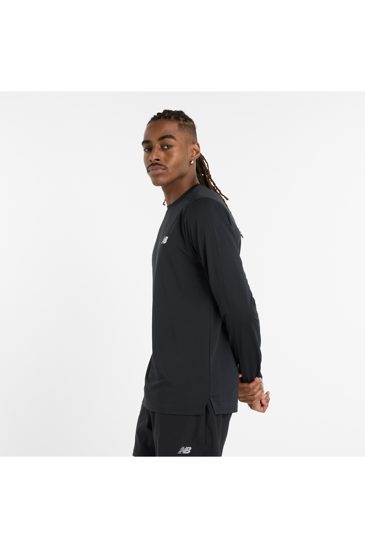 قميص رياضي بأكمام طويلة