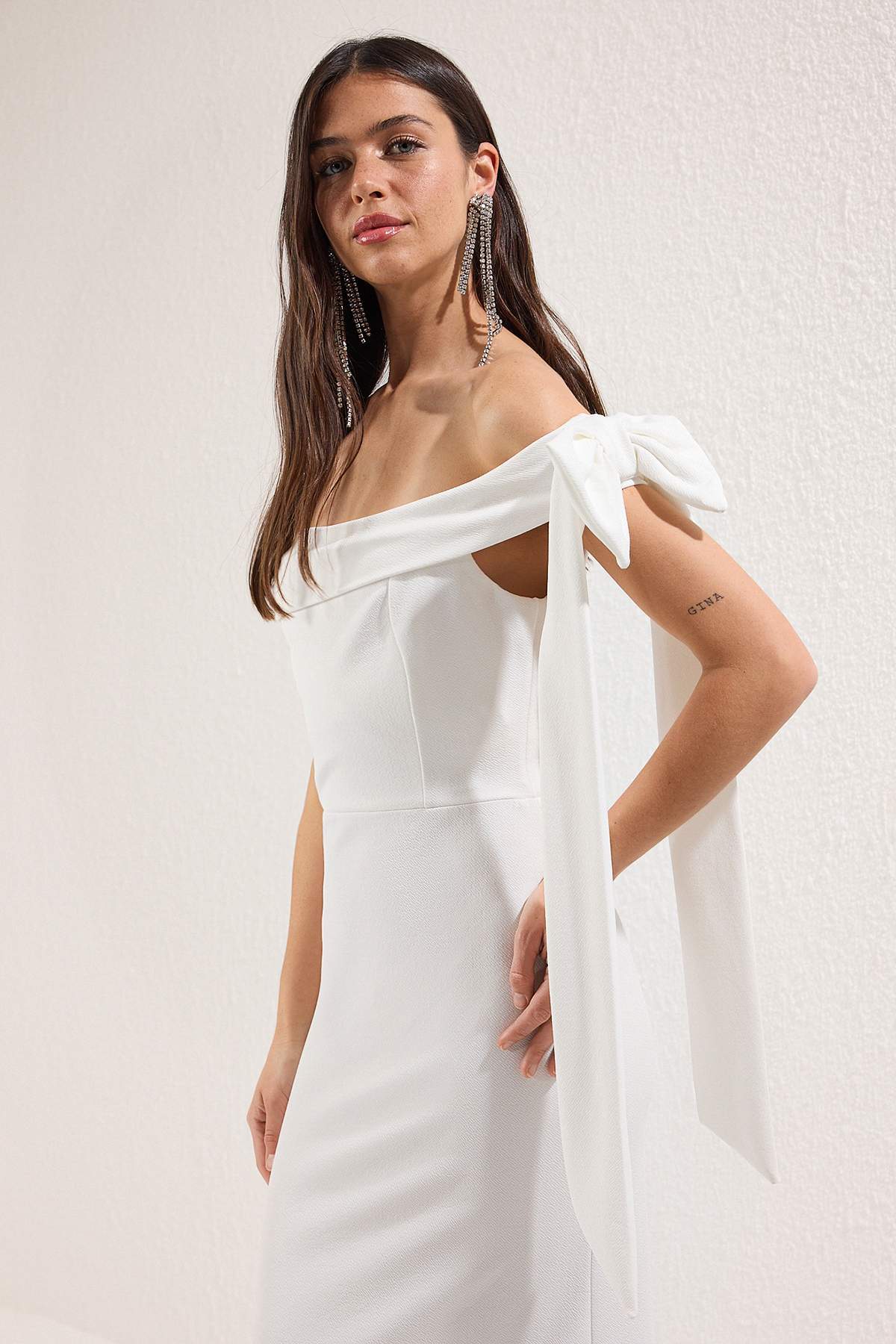 Trendyolmilla  Beyaz Vücuda Oturan Omuz Fiyonk Detaylı Örme Şık Abiye Gece Mezuniyet Elbisesi TPRSS25EL00293 - Görsel 4