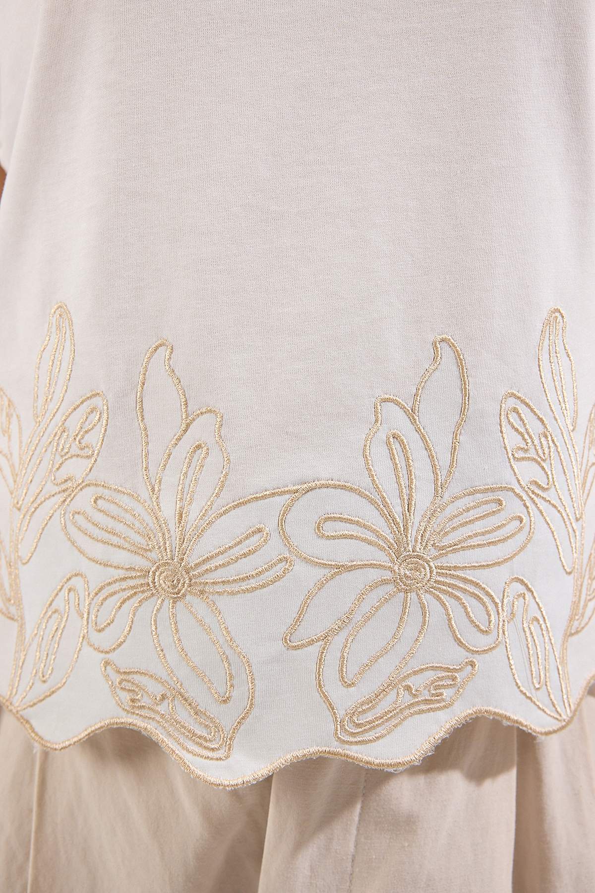 Trendyolmilla  Ekru Kalın Pamuklu Nakışlı Regular/Normal Kalıp Örme T-Shirt TWOSS25TS00209 - Görsel 3