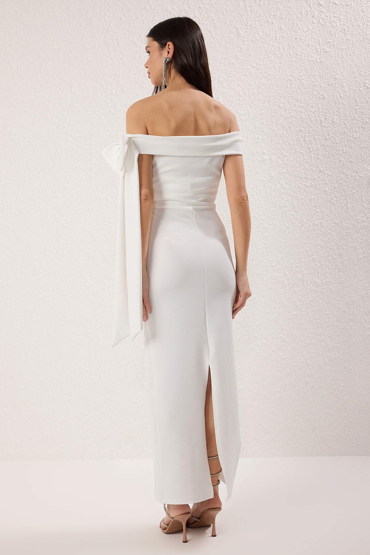 Trendyolmilla  Beyaz Vücuda Oturan Omuz Fiyonk Detaylı Örme Şık Abiye Gece Mezuniyet Elbisesi TPRSS25EL00293 - Görsel 6