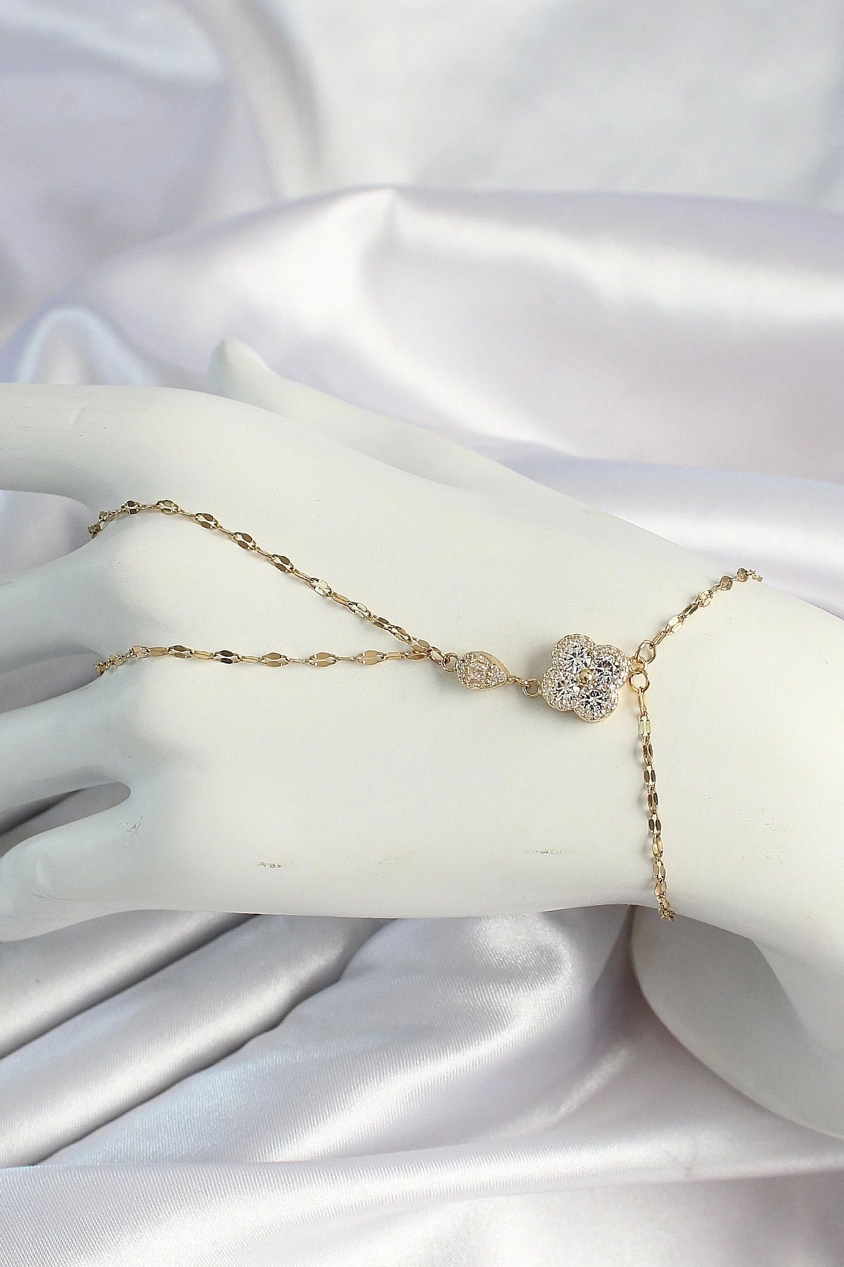 GLIMMERY 316L Çelik Gold Renk Zincirli Yonca Figürlü Zirkon Taşlı Şahmeran