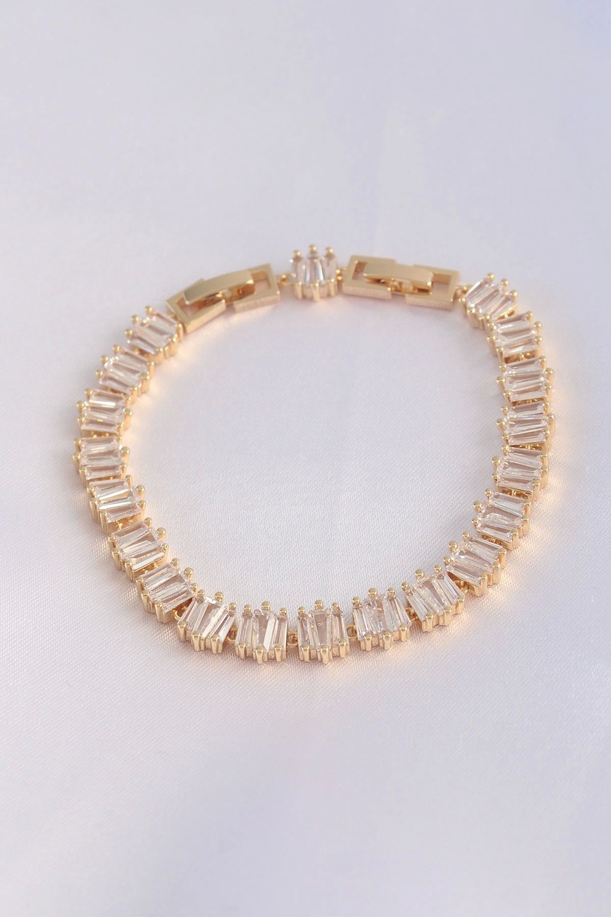 OurStyles Vip Seri Pirinç Zirkon Taşlı Gold Renk Kare Su Yolu Model Bileklik - TJ-BB6079