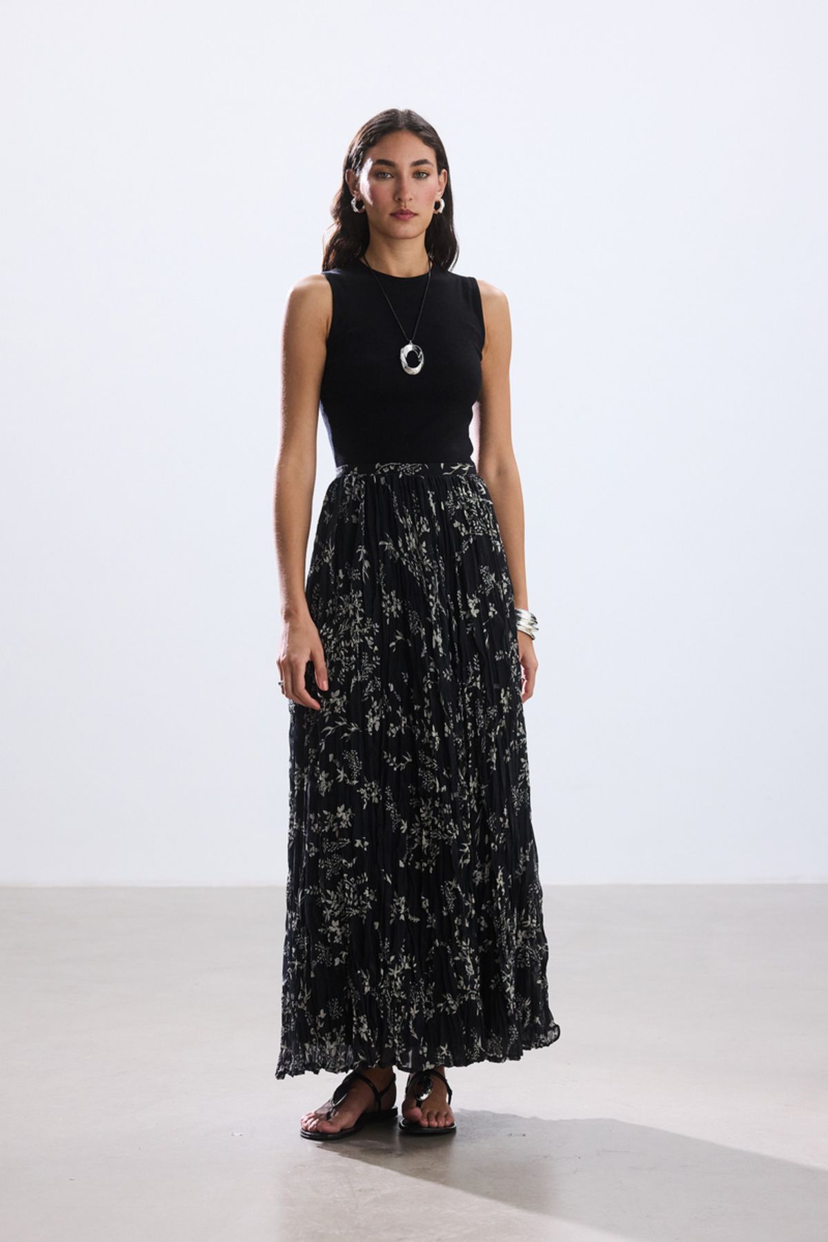 BE BLUE-Minimal Flower Patterned Skirt 2