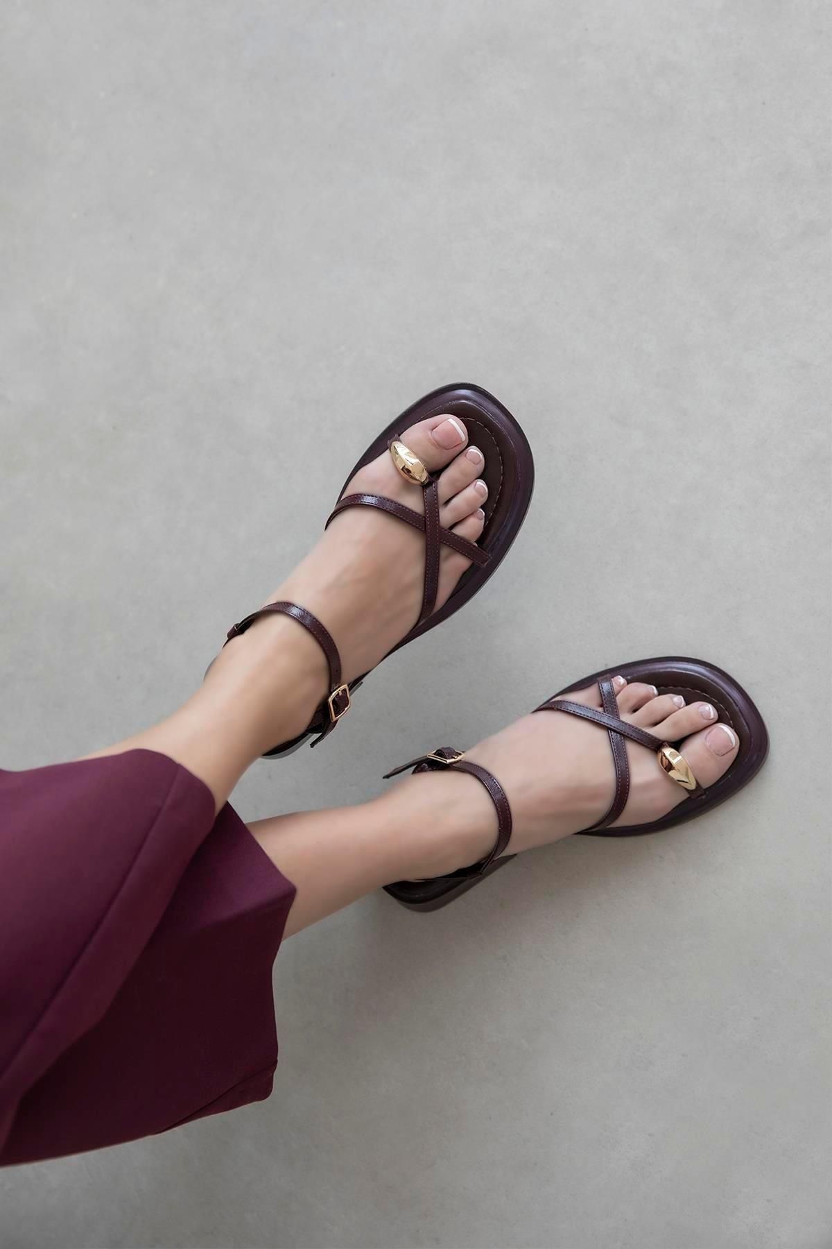 Stilbagshoes SARAH PARMAK ARASI YÜZÜK TAŞ DETAYLI KADIN SANDALET BORDO