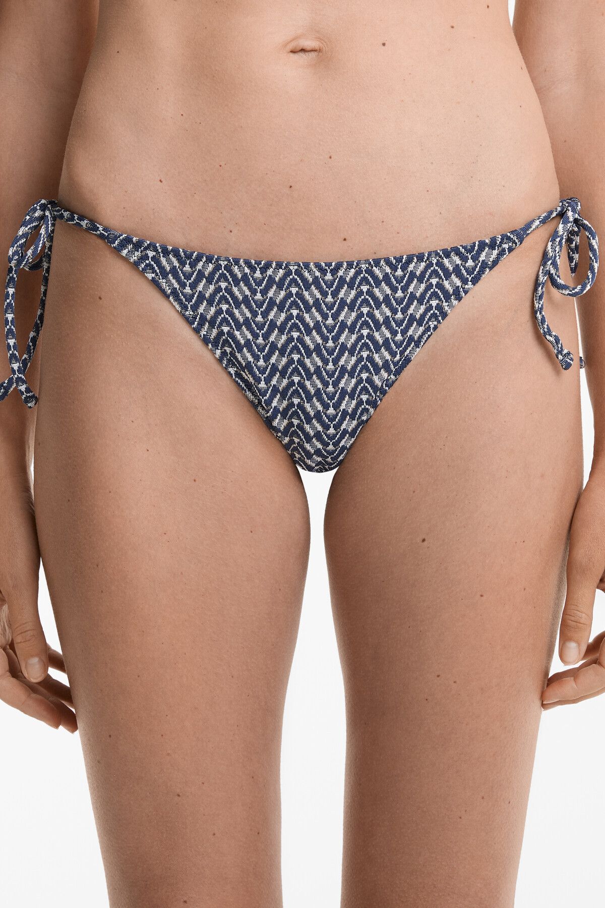 Oysho Jakarlı orta kapatıcılıkta ipli bikini altı