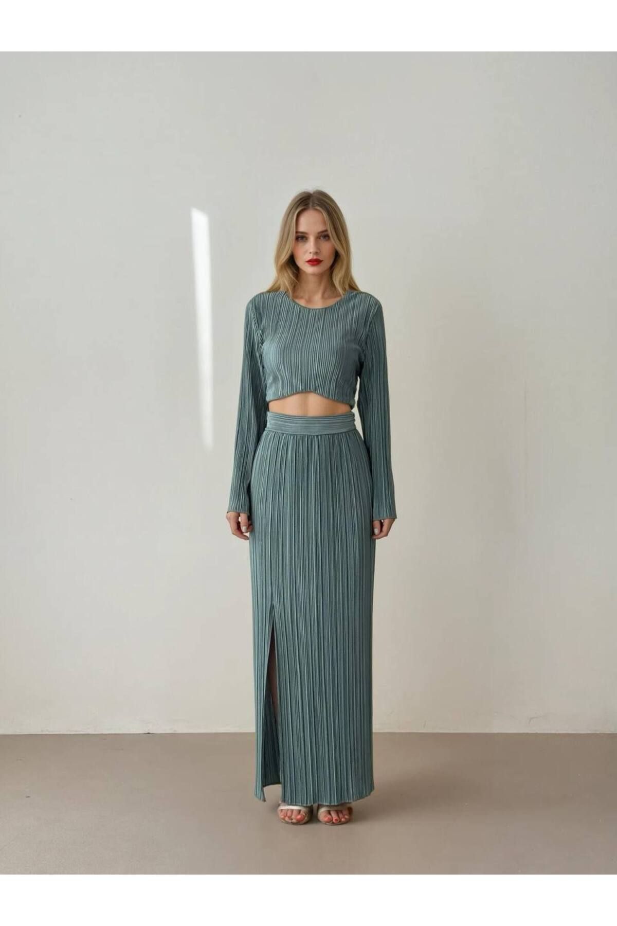 Misscix Official Kadife Crop Üstü & Yırtmaçlı Uzun Etek Takım