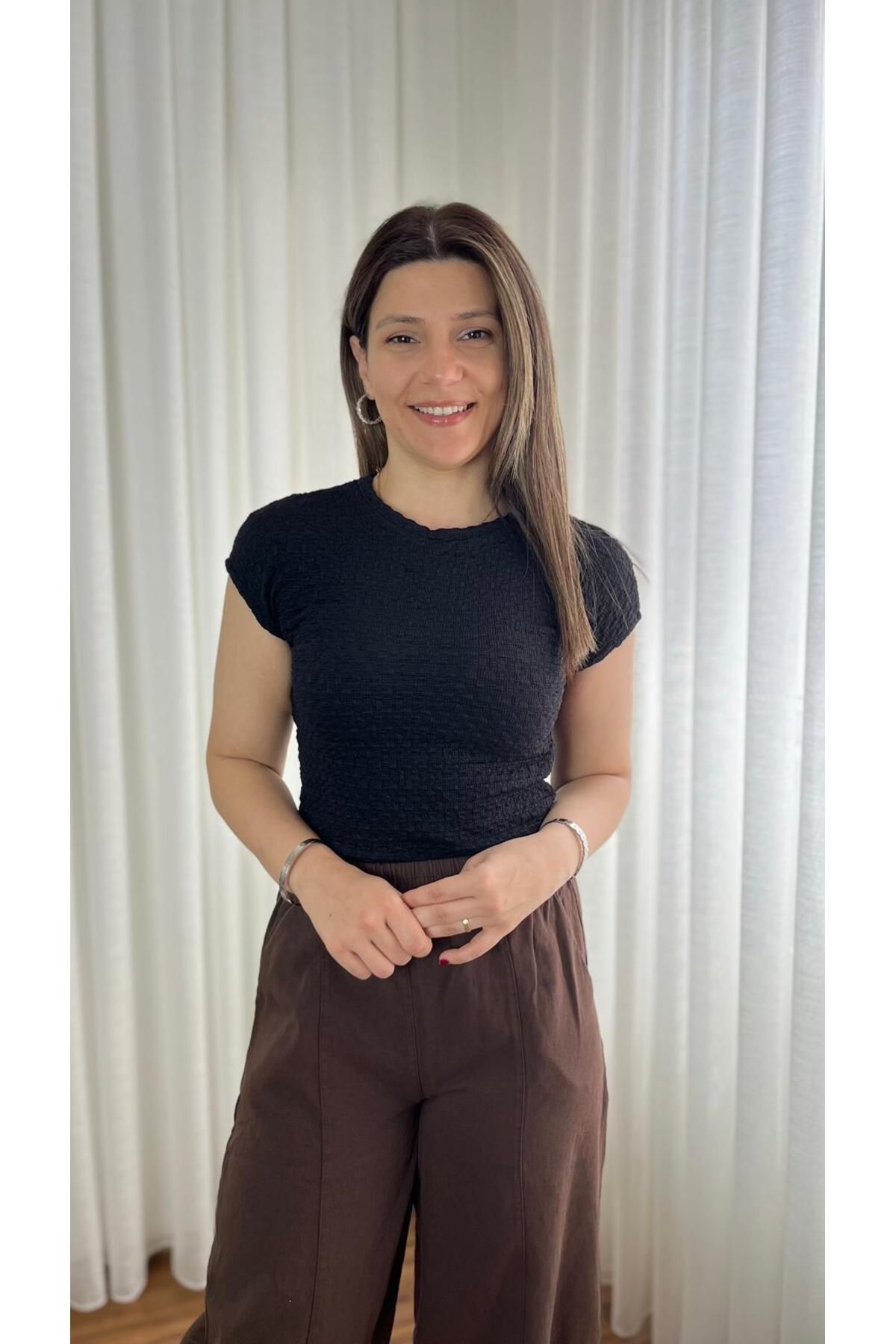 Hazal Siyah Bürümcük Desenli Kısa Kollu Tshırt