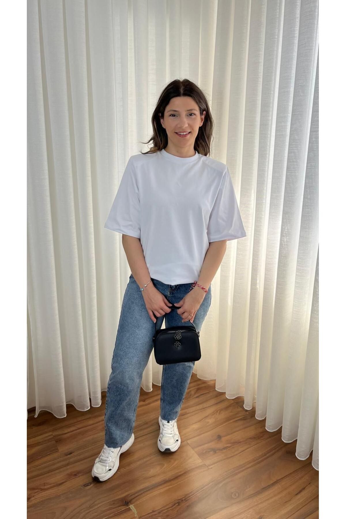 Hazal Beyaz Vatkalı Basic Kısa Kollu Tshırt