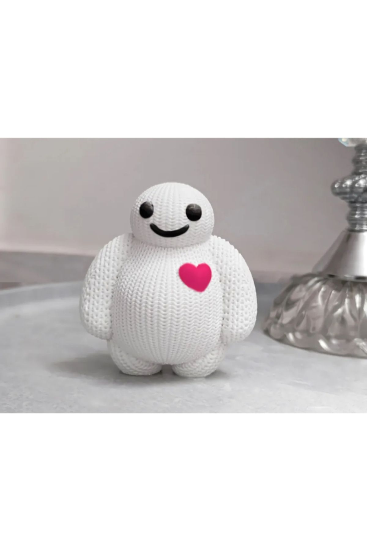 NOMOTHETIC Örgü Dokulu Baymax Figürü – Sevimli Dekoratif Model