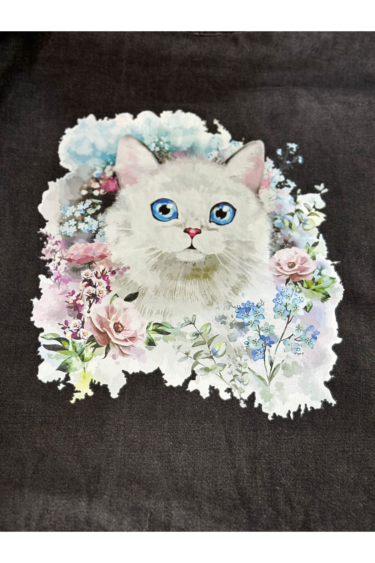 Gönülden Tasarım ÜTÜ İLE YAPIŞAN MAVİ GÖZLÜ BEYAZ KEDİ TRANSFER BASKI ARMA 22X22 CM