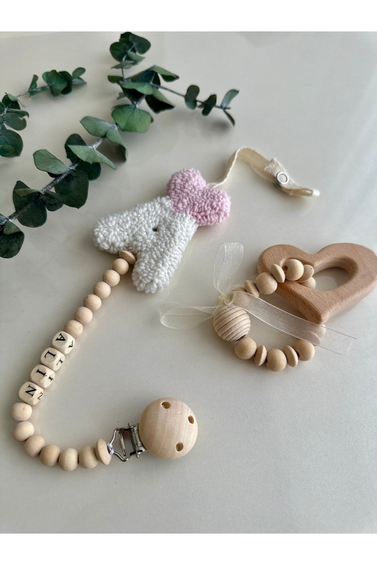 MİRZAS BALKES Kişiselleştirilebilir Punch İşlemeli Ahşap Boncuklu Emzik Askısı ve Diş Kaşıyıcı fotoğrafı 2 (önizleme)