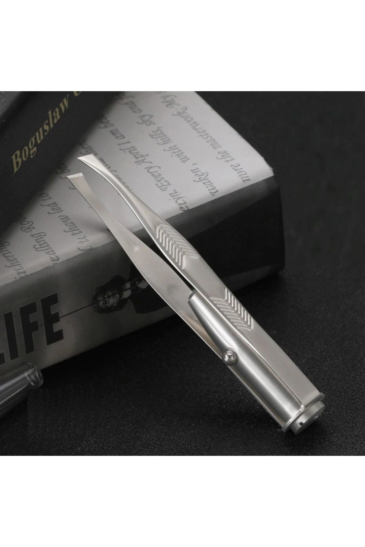 Universal-Professional Tweezer with Built-In Led, for Removing Unwanted Hair from Eyebrows or Eyelashes 3