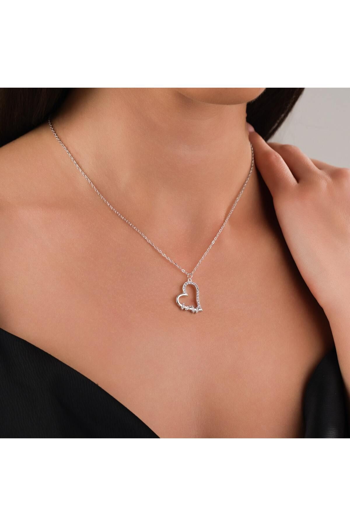 HOBİSY GIFT SHOP Baget Taş Detaylı Kalp Tasarım Zirkon Çelik Kolye - Gümüş Renk - Işıltılı Model