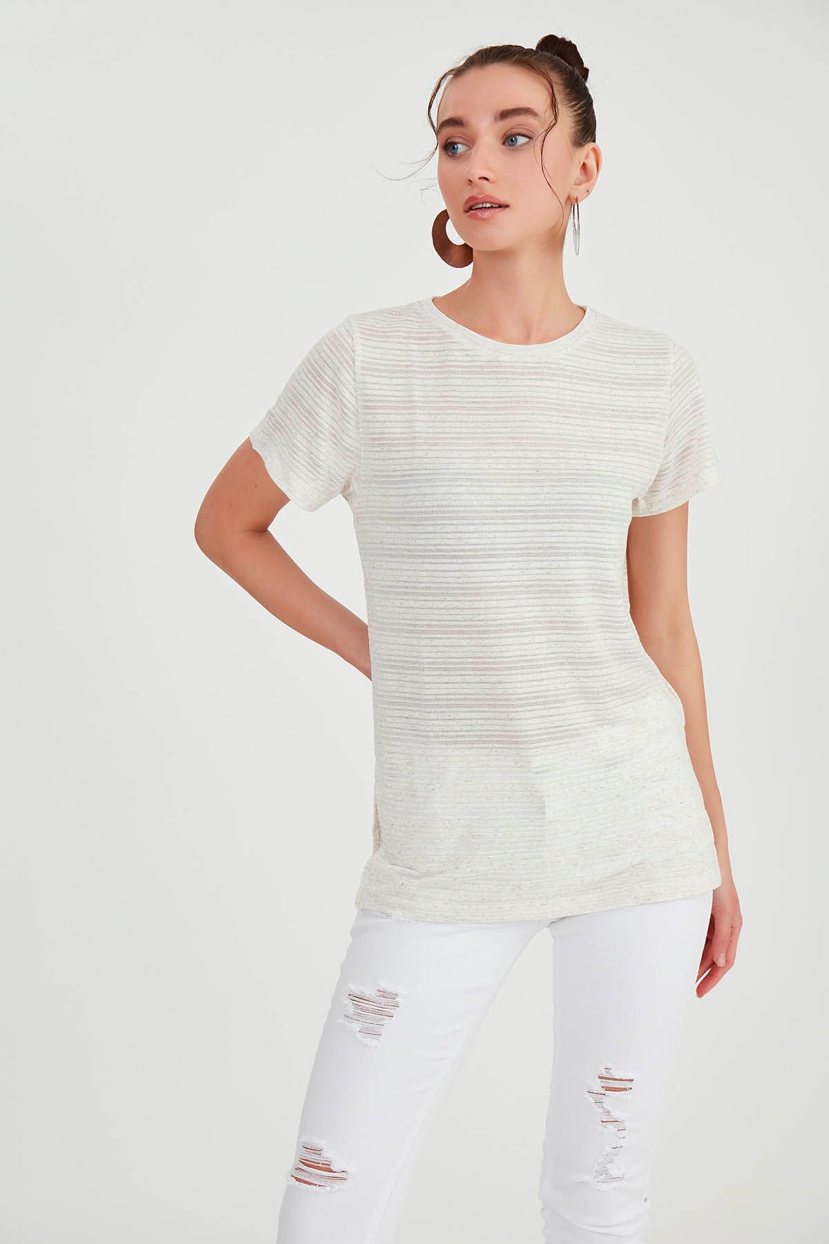 Vitrin Yanları Yırtmaçlı Yuvarlak Yaka T-Shirt
