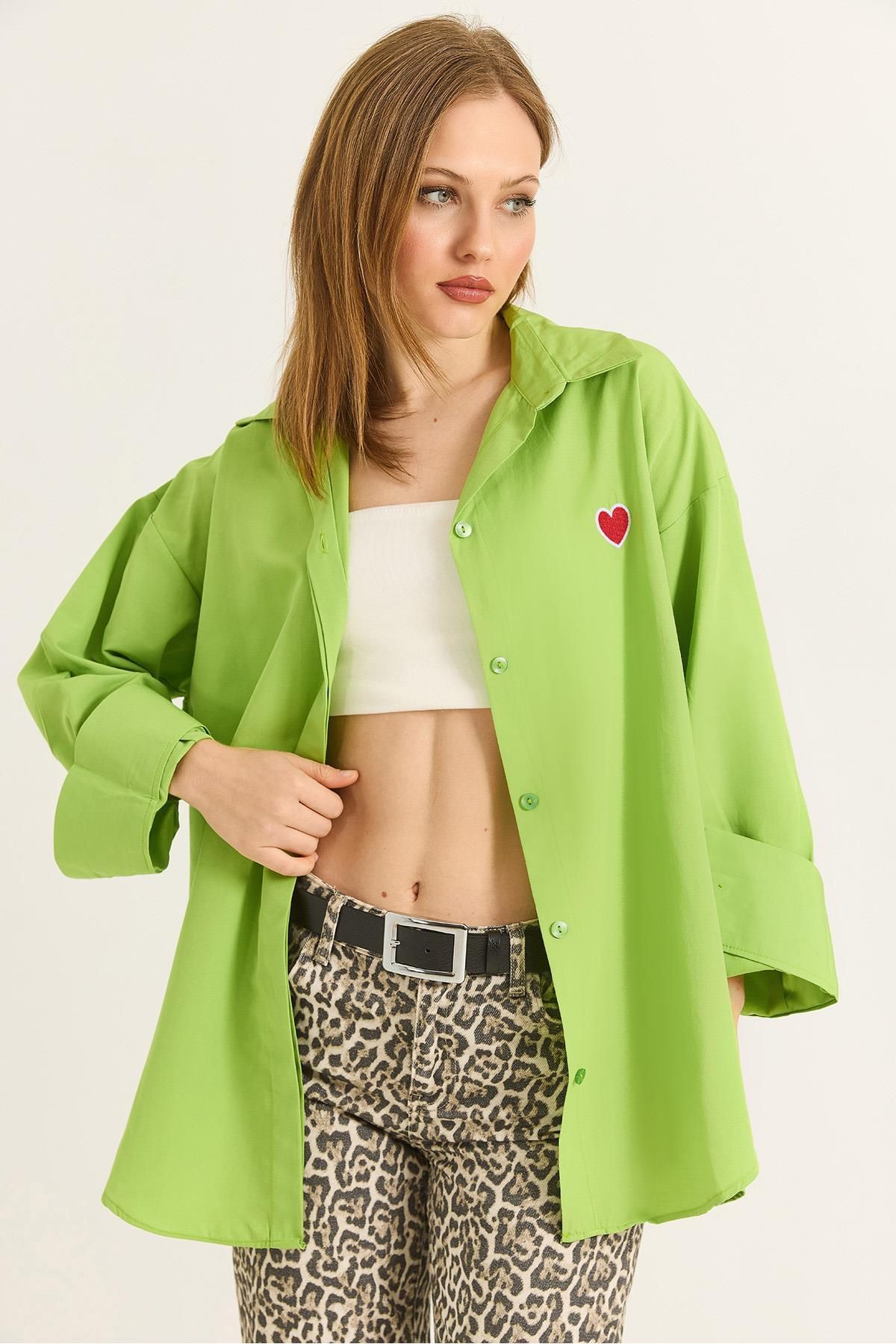 Raneel Kazançlı Alışveriş Kalp Nakışlı Oversize Basic Gömlek Yağ Yeşili
